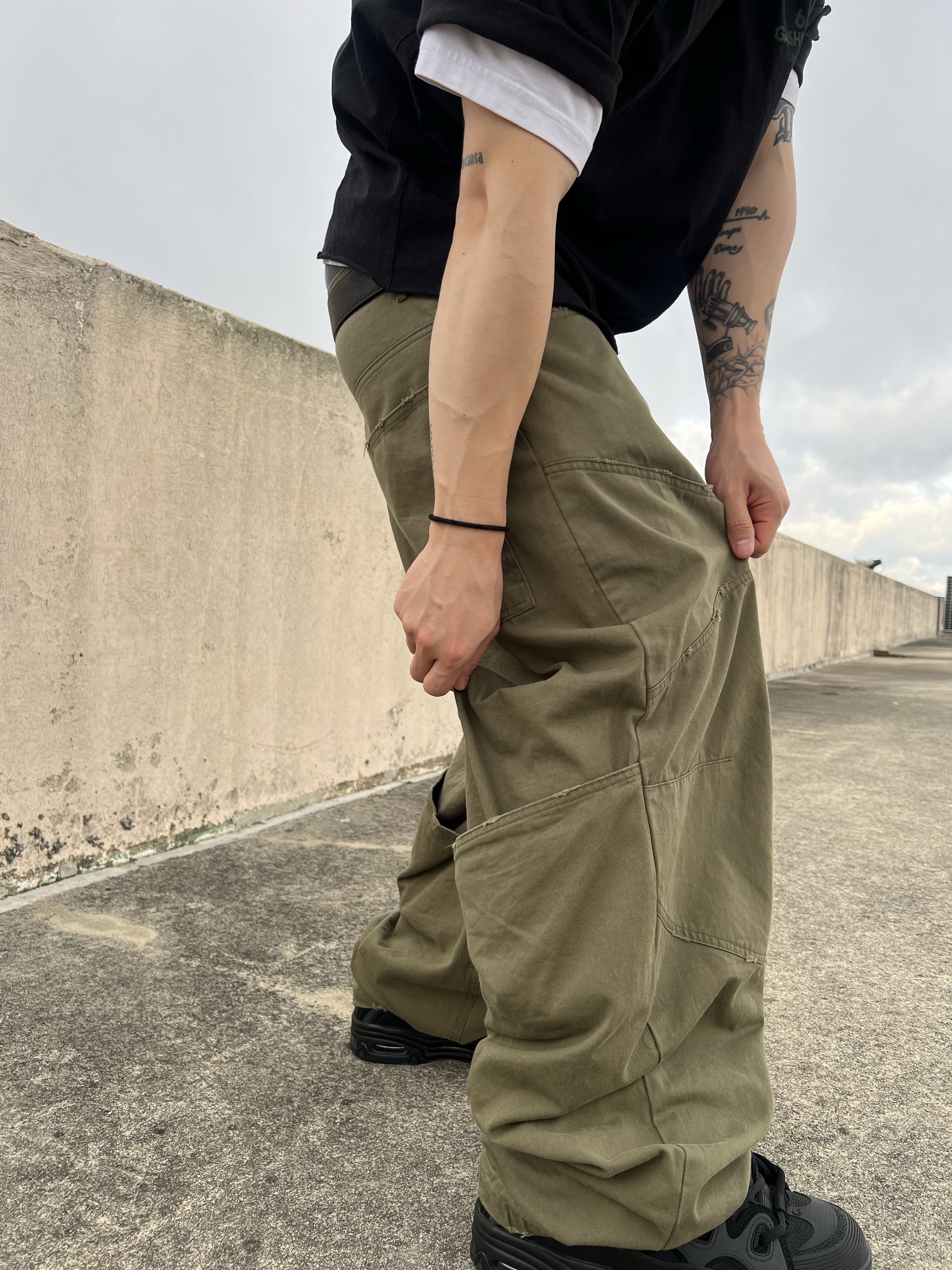 Undermycar Gashutein 6 Nailed Bat Graphic T-Shirt Posy Green - 24SS, Undermycar MU.128 Original Logo Cracked Leather Belt Silver / Black 착용 스타일 - 7