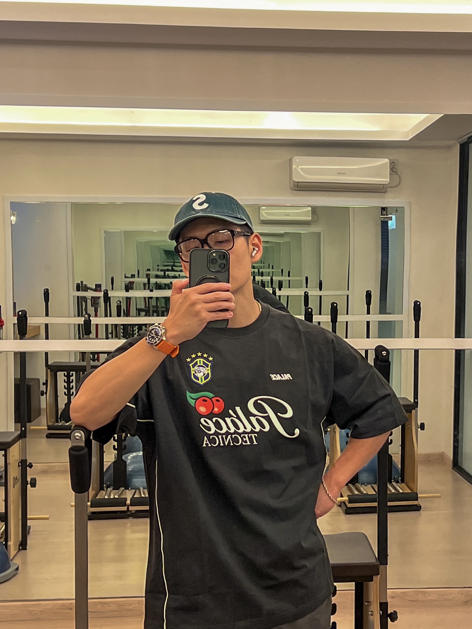 Palace Copa America T-Shirt Black - 26SS, Supreme Pigment Coated S Logo 6-Panel Dark Green - 25SS 착용 스타일