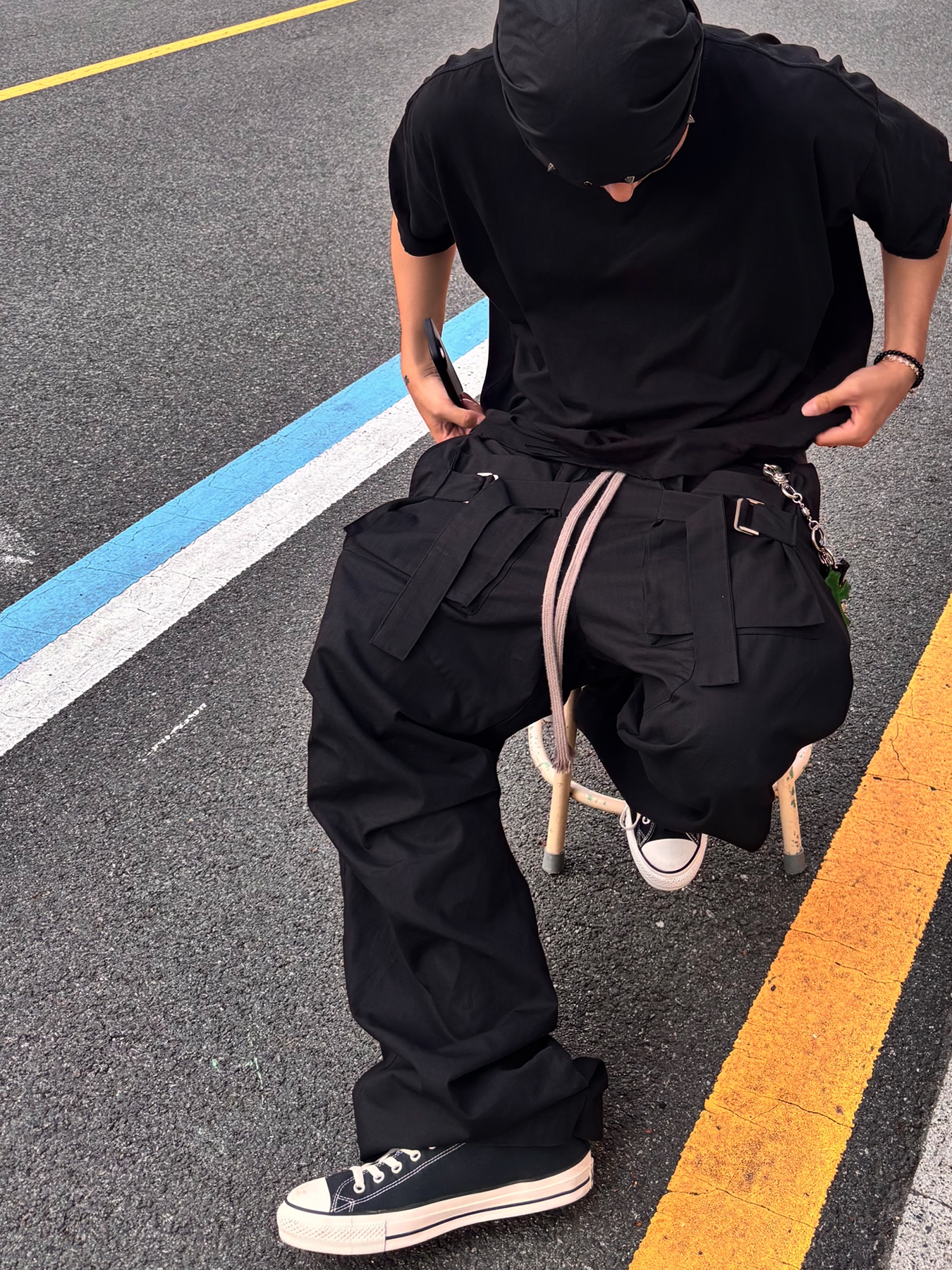 Hommless Distressed Regular Tee Black, Wapworks Wide Safety Cargo Pants Black 착용 스타일 - 1