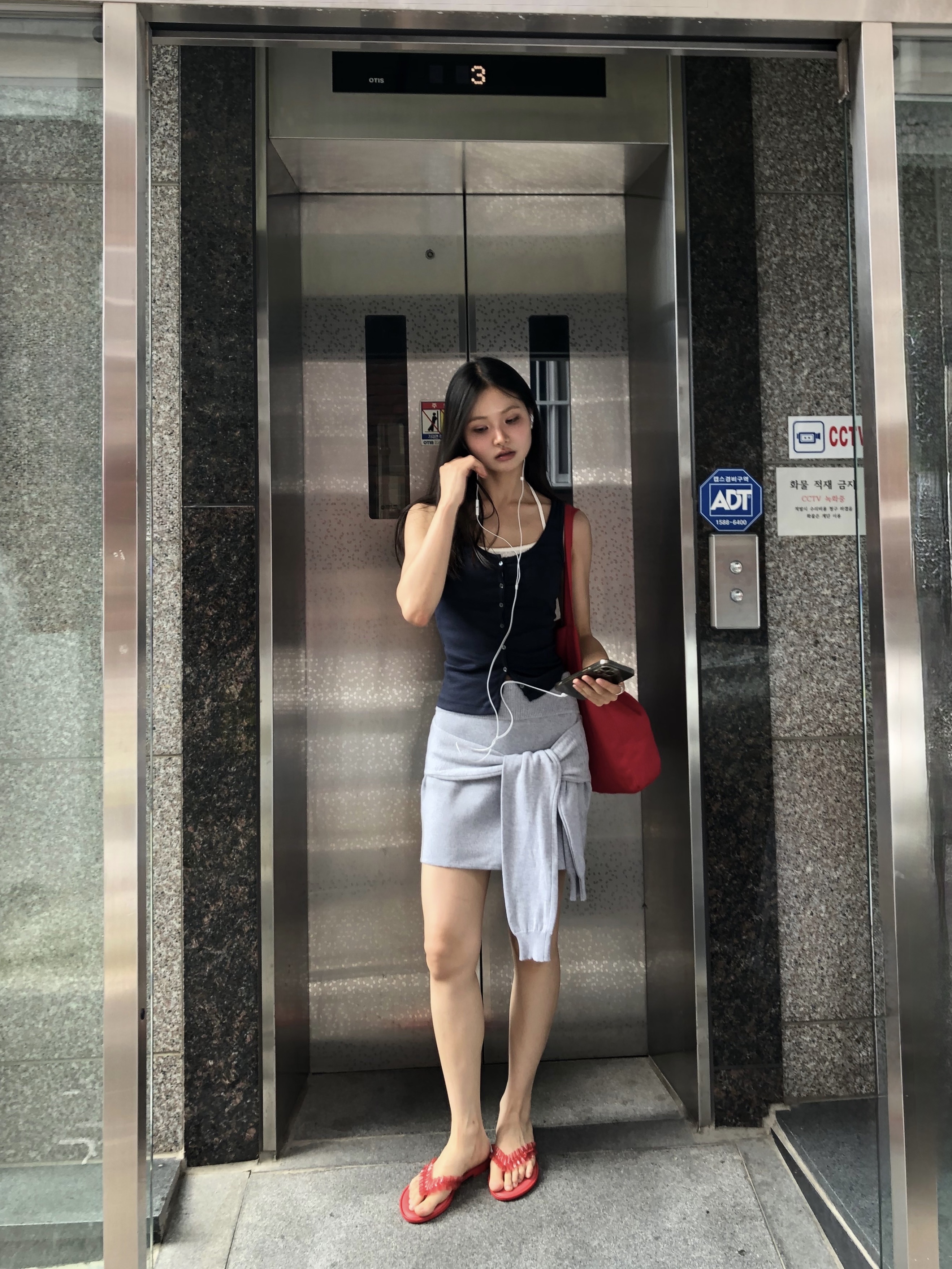 (W) Melissa x Ganni Flip Flop Slim Red 착용 스타일 - 4