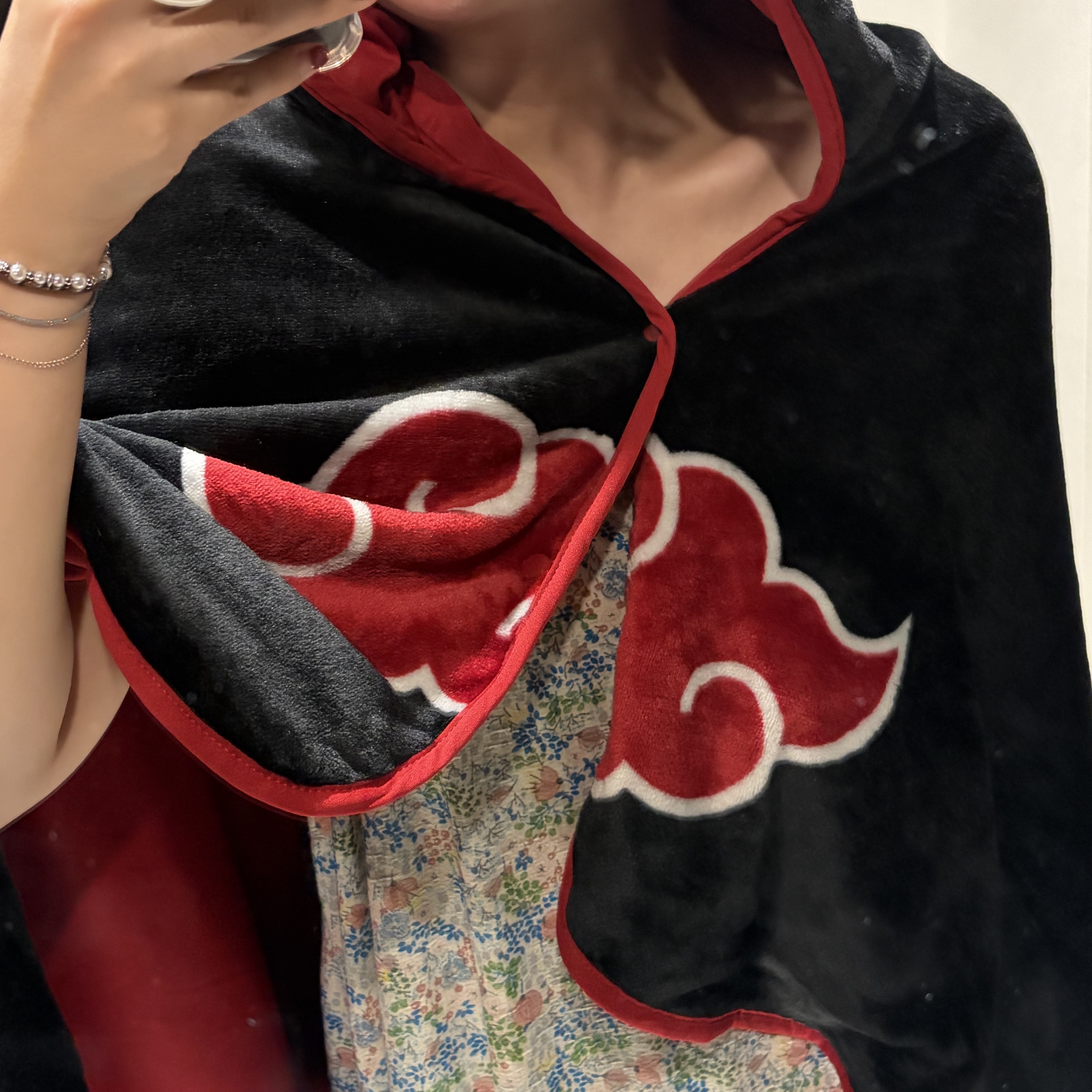 Spao x Naruto Hooded Blanket Black 착용 스타일