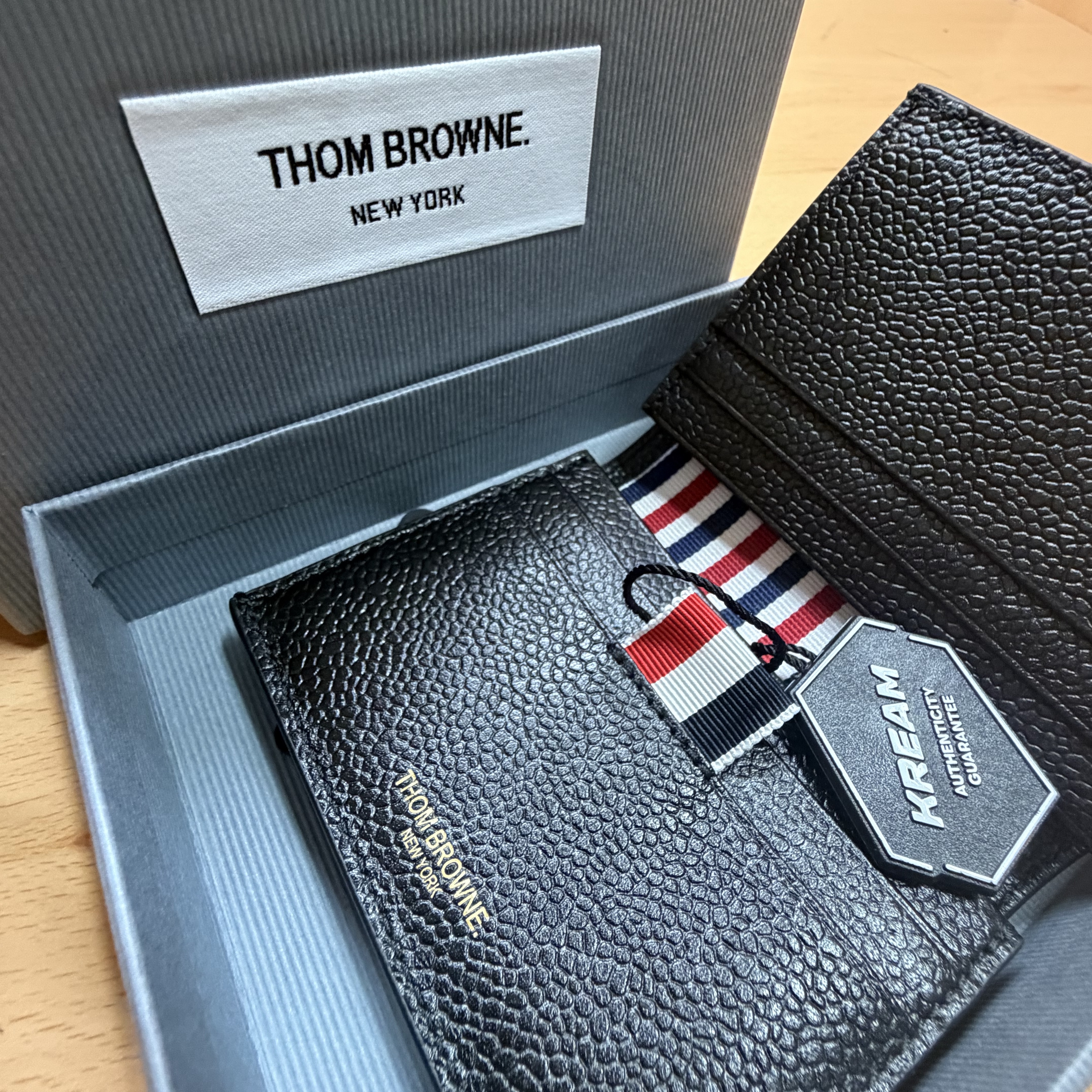 Thom Browne Pebble Grained Leather Double Card Holder Black 착용 스타일