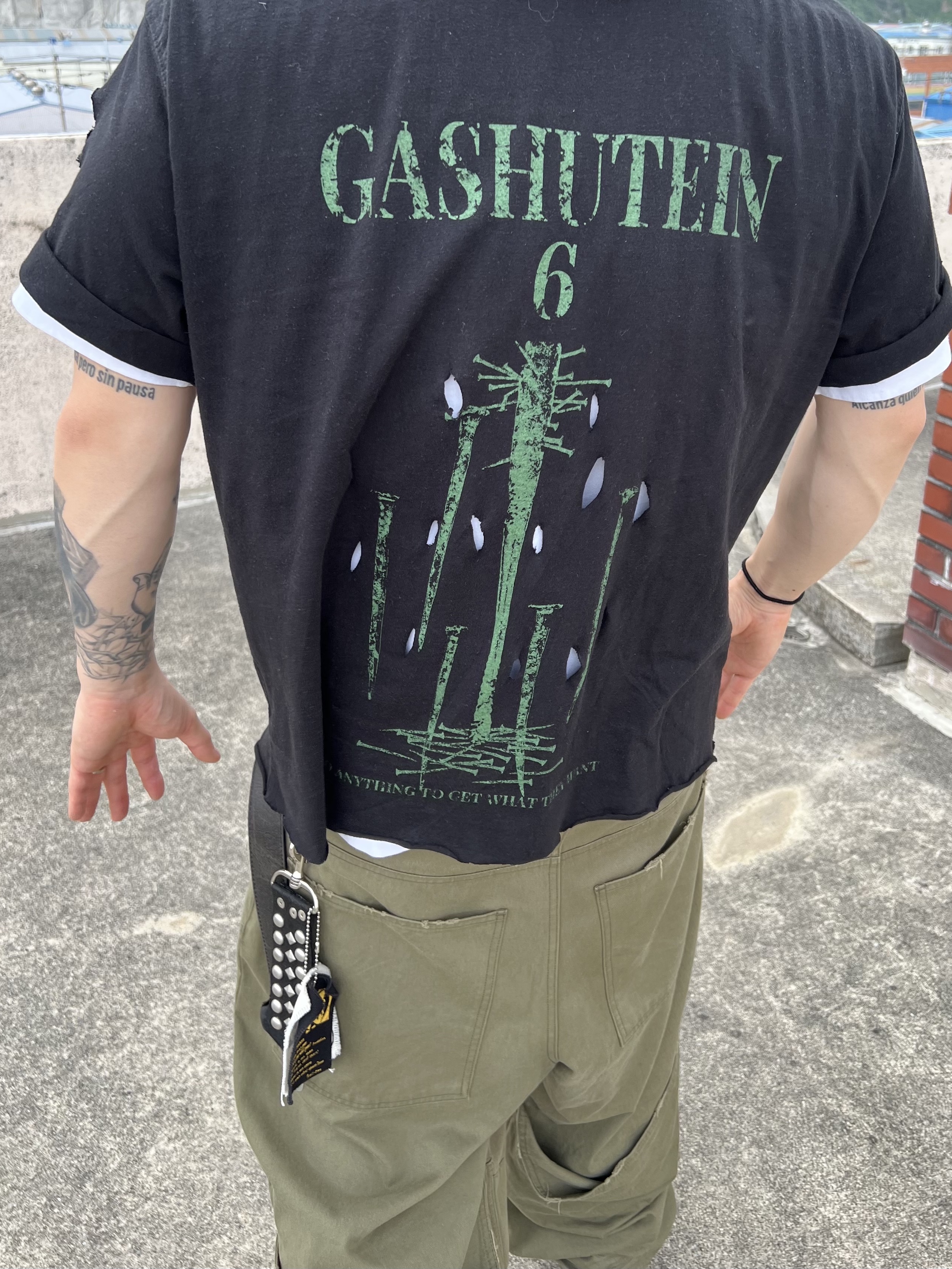 Undermycar Gashutein 6 Nailed Bat Graphic T-Shirt Posy Green - 24SS, Undermycar MU.128 Original Logo Cracked Leather Belt Silver / Black 착용 스타일 - 1