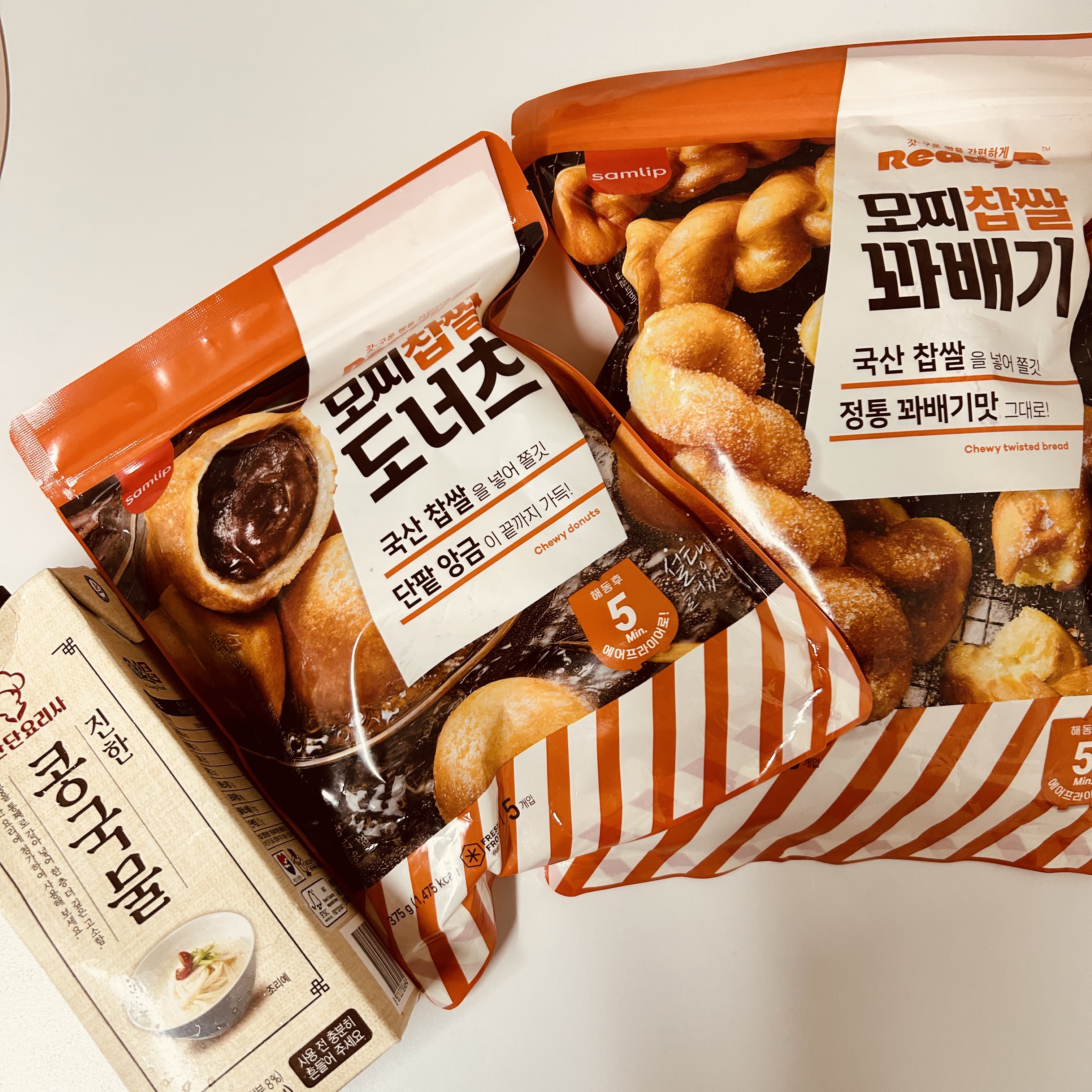 [KREAM 단독] Samlip Ready B Mochi Sticky Donuts / Twisted Bread 2 bags (10 pieces) 착용 스타일 - 1