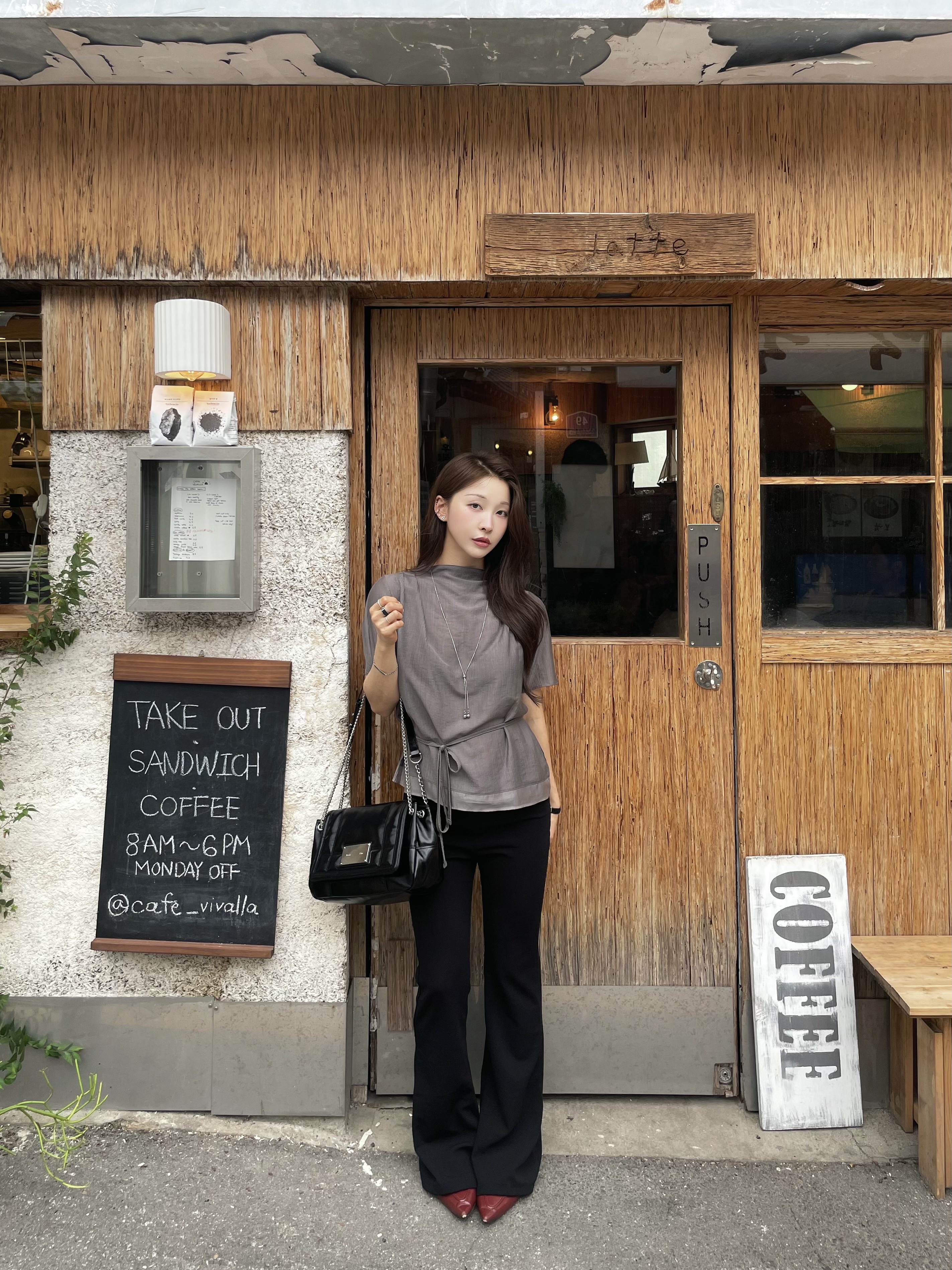 Matin Kim Glossy Quilting Medium Chain Bag Black 착용 스타일