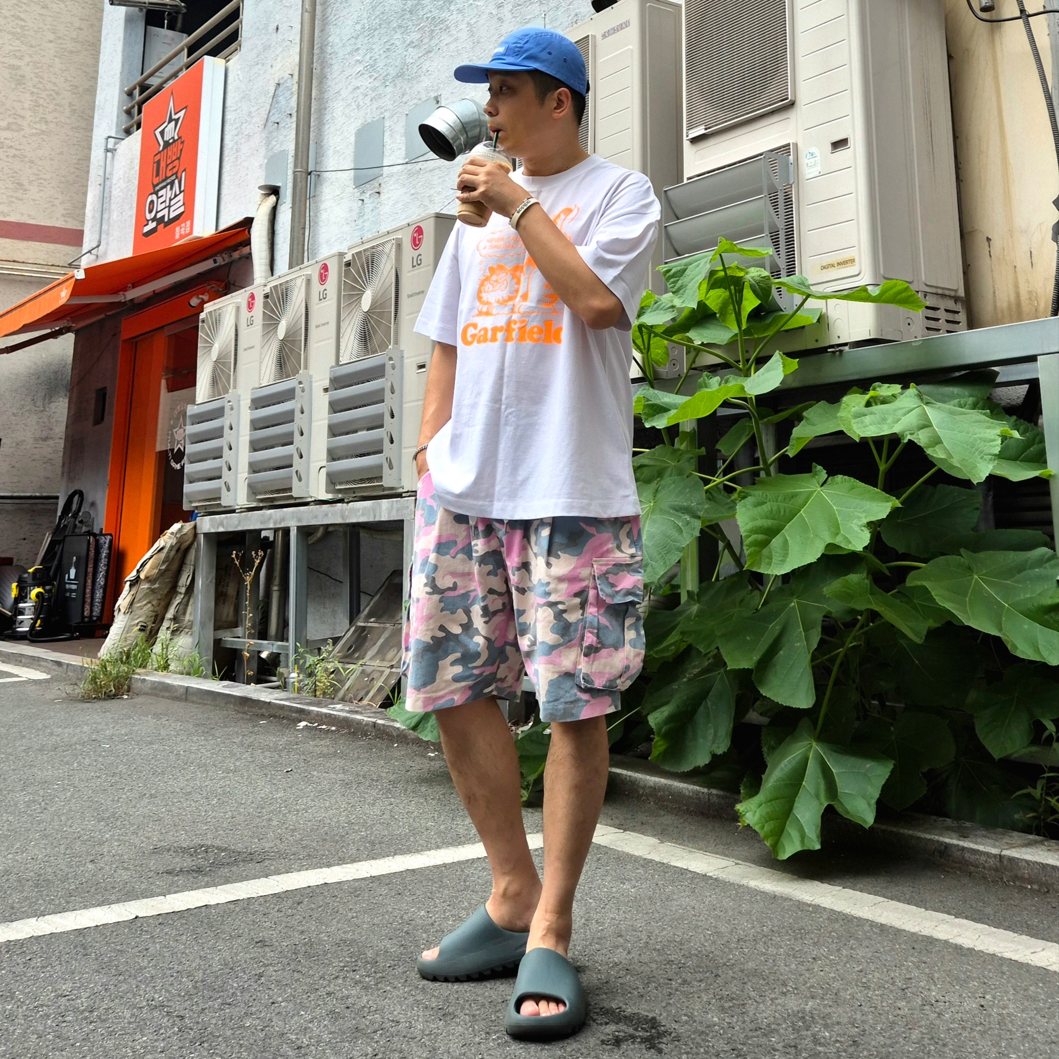 Adidas Yeezy Slide Slate Marine, Supreme Washed Chino Twill Camp Cap Light Royal - 24SS 착용 스타일 - 1