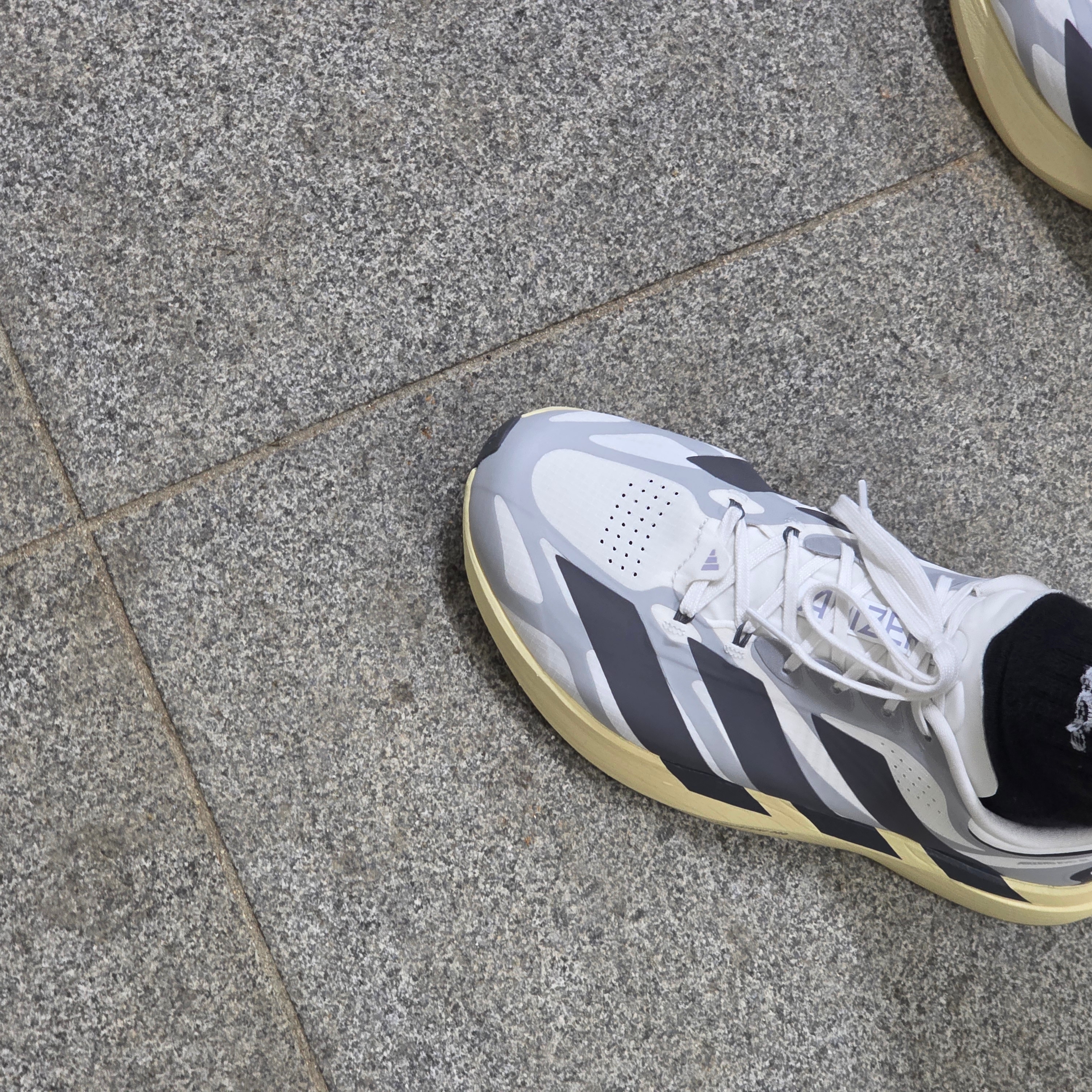 Adidas Adizero EVO SL EXO Core White Utility Black 착용 스타일 - 5