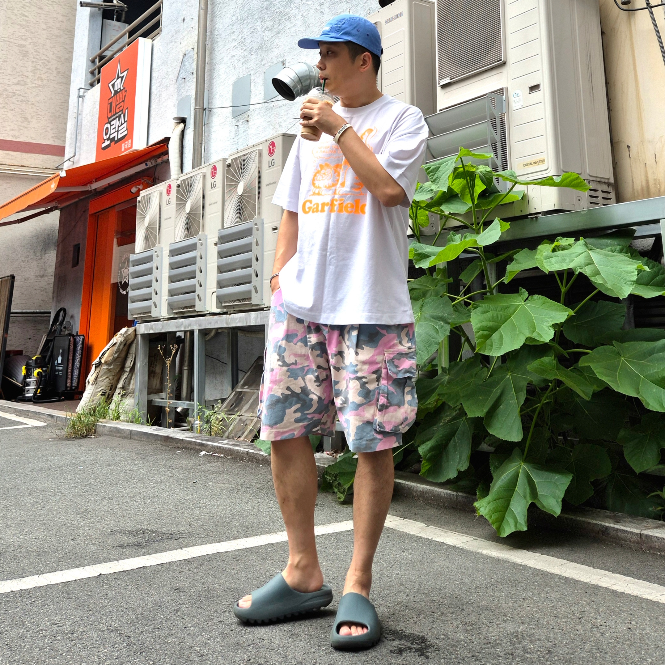 Adidas Yeezy Slide Slate Marine, Supreme Washed Chino Twill Camp Cap Light Royal - 24SS 착용 스타일 - 2