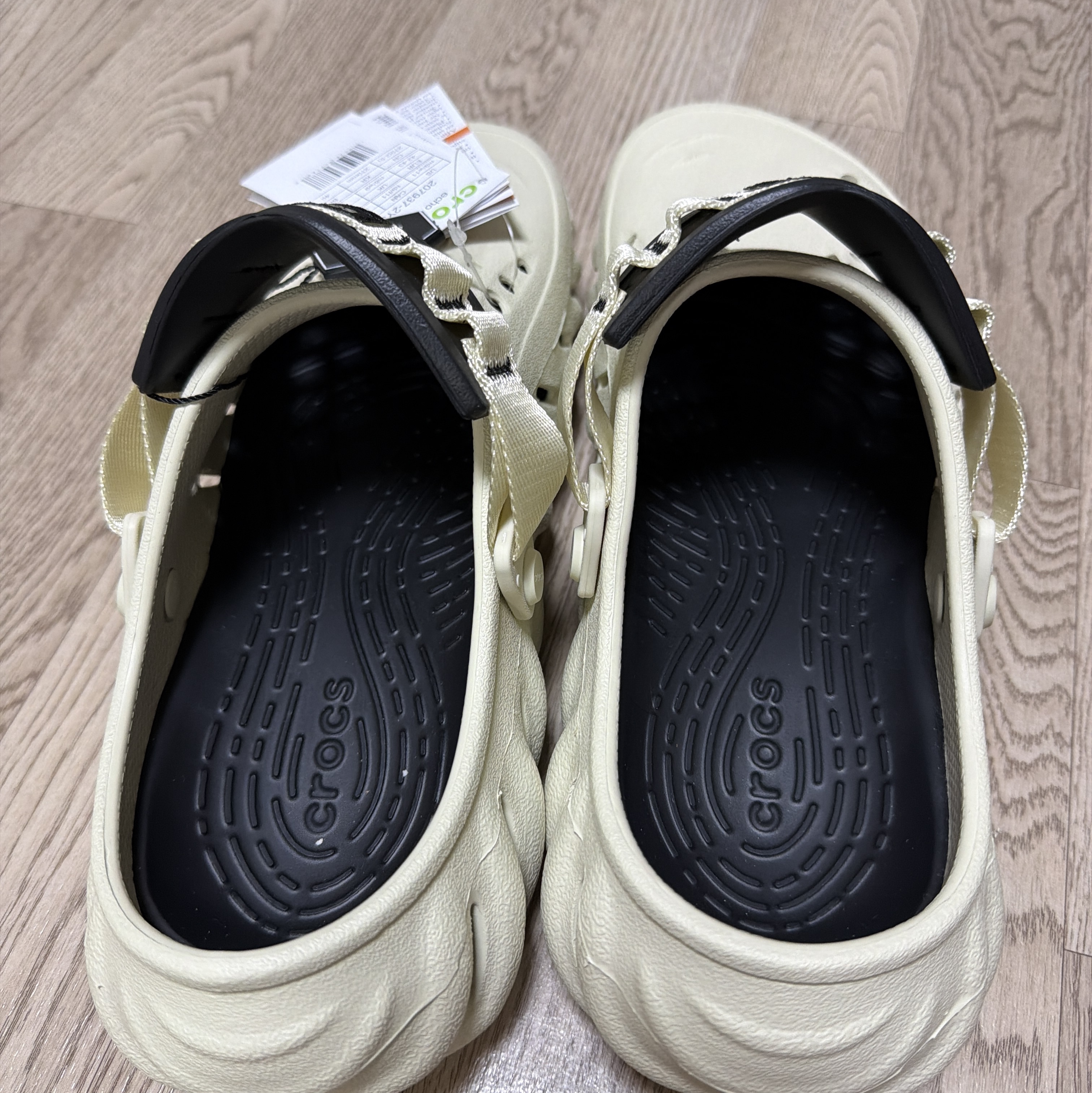 Crocs Echo Clog Bone Black 착용 스타일 - 3