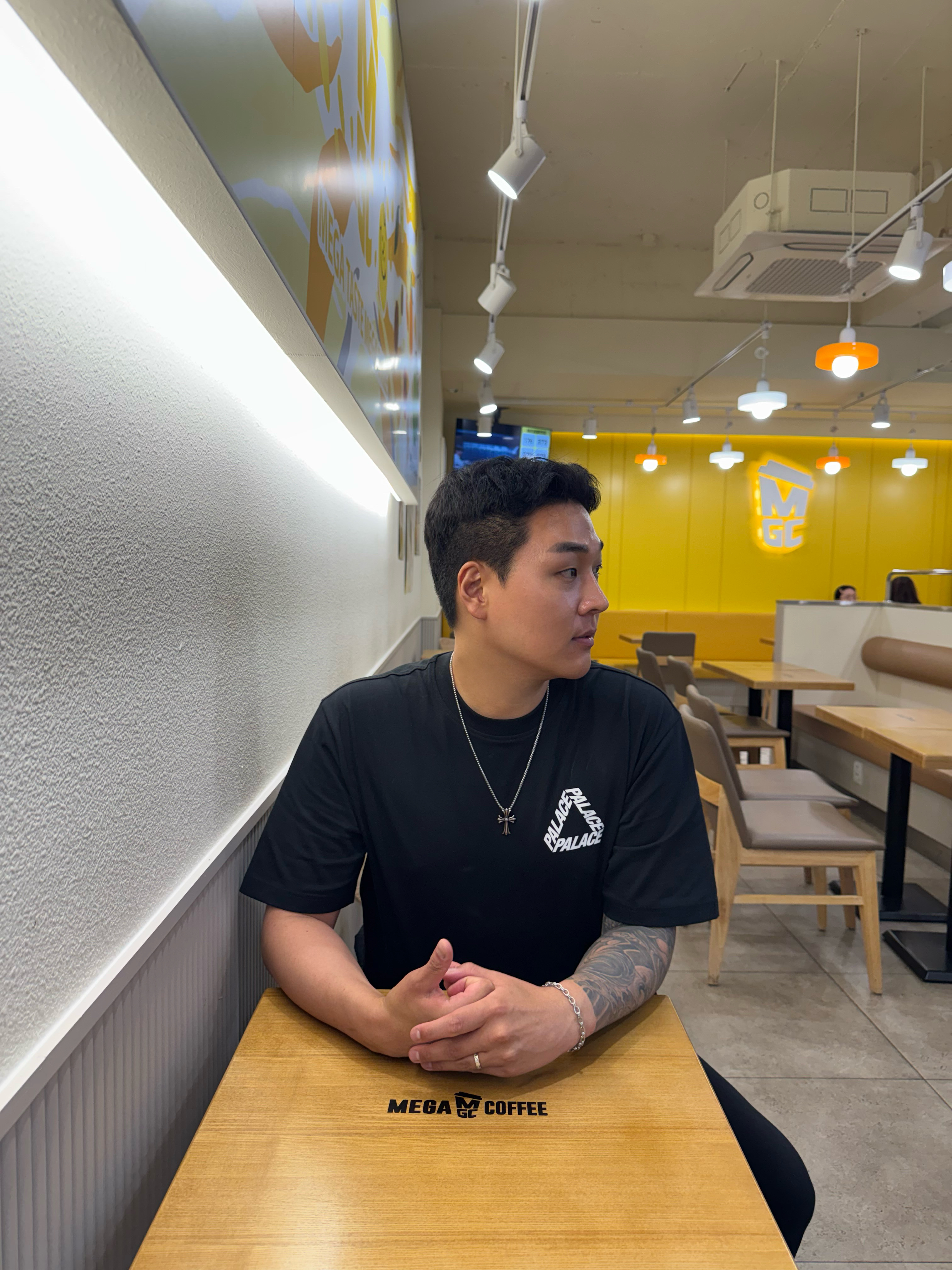Palace Baked P-3 T-Shirt Black - 24SS, Palace x Nike Shop T-Shirt Fukuoka White - 26SS 착용 스타일 - 1