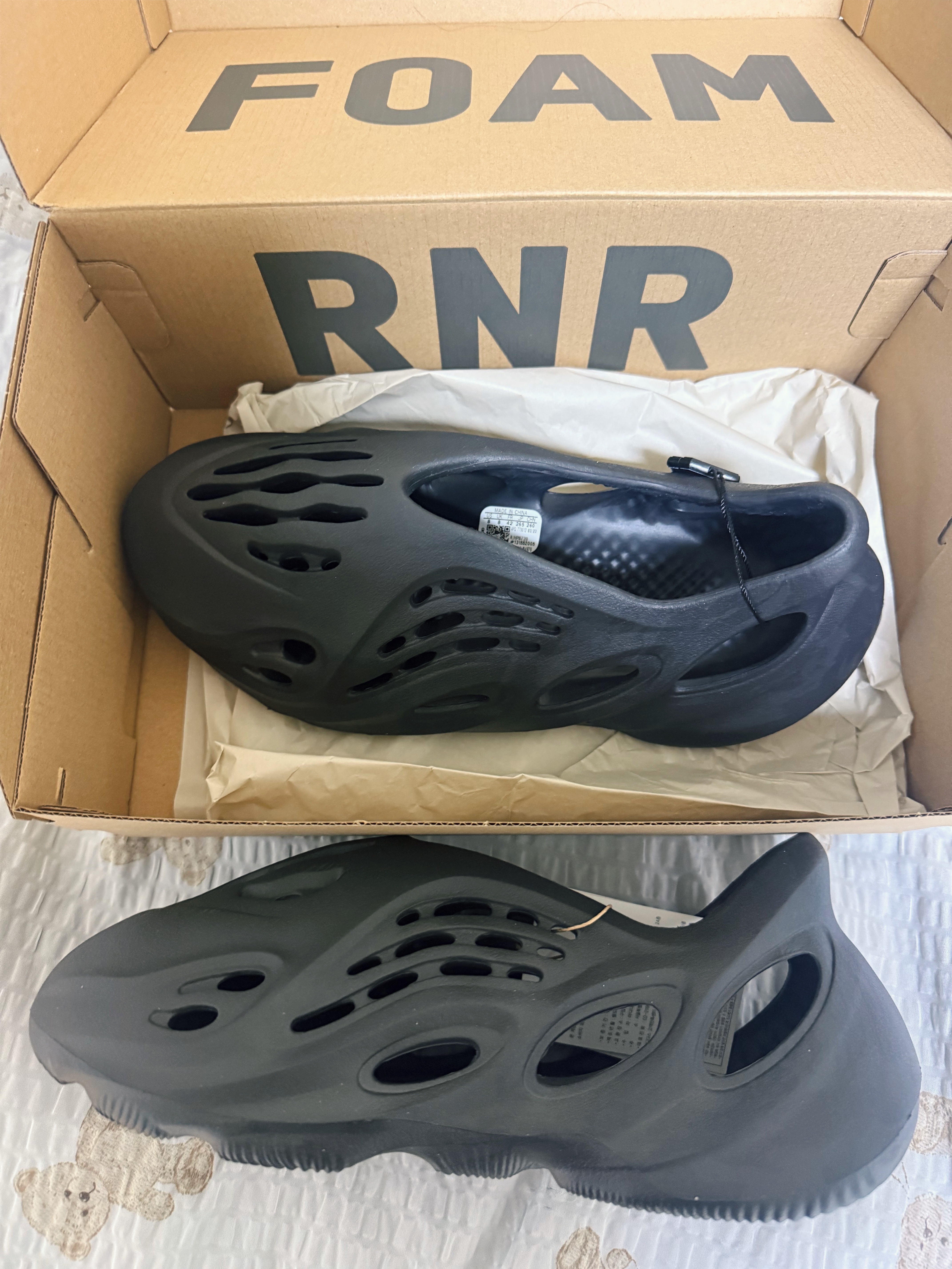Adidas Yeezy Foam RNNR Onyx 착용 스타일