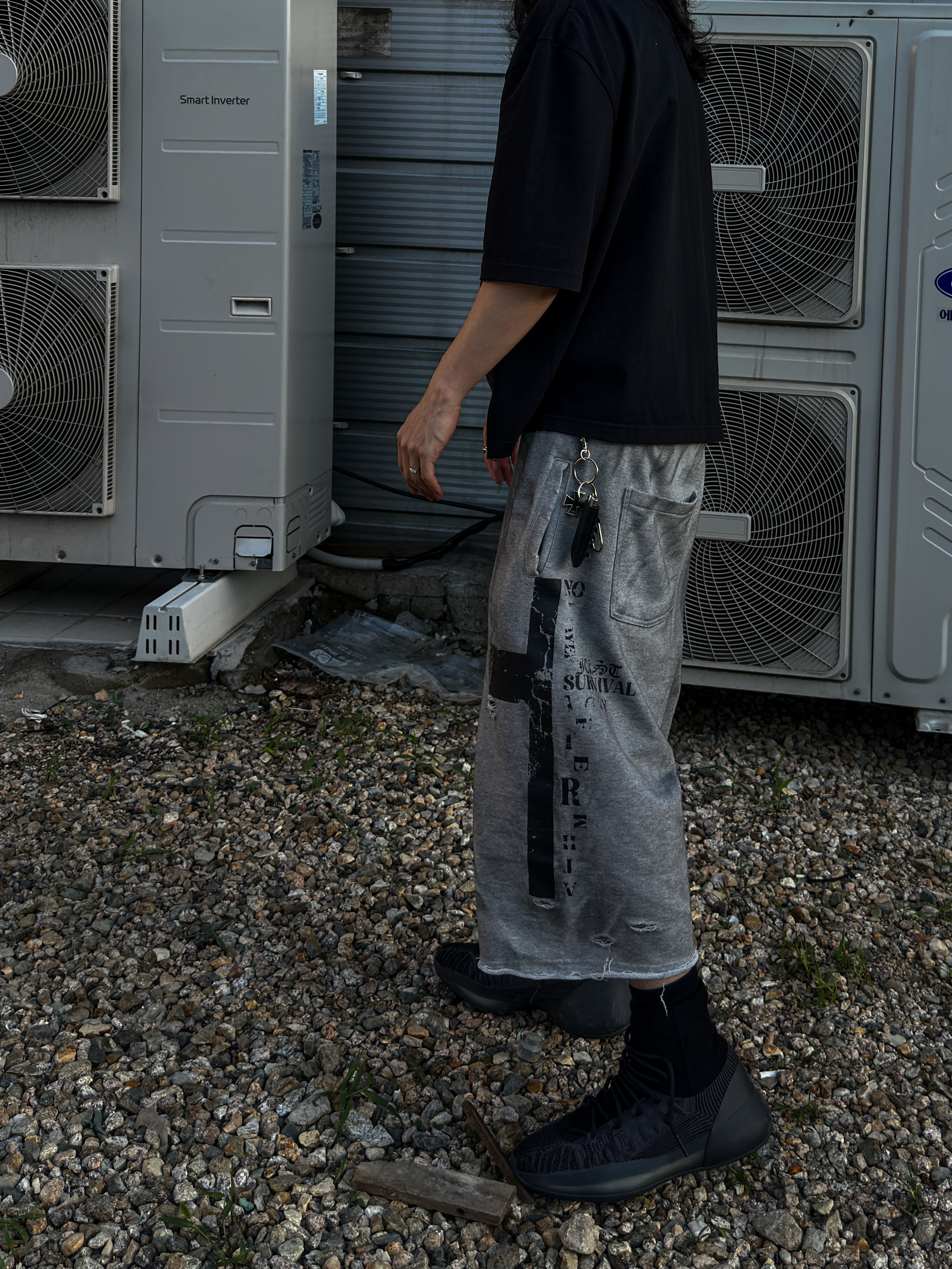 Adidas Yeezy BSKTBL Knit Slate Onyx, tornortied Messiah Cross Sweat Bermuda Gray 착용 스타일 - 2
