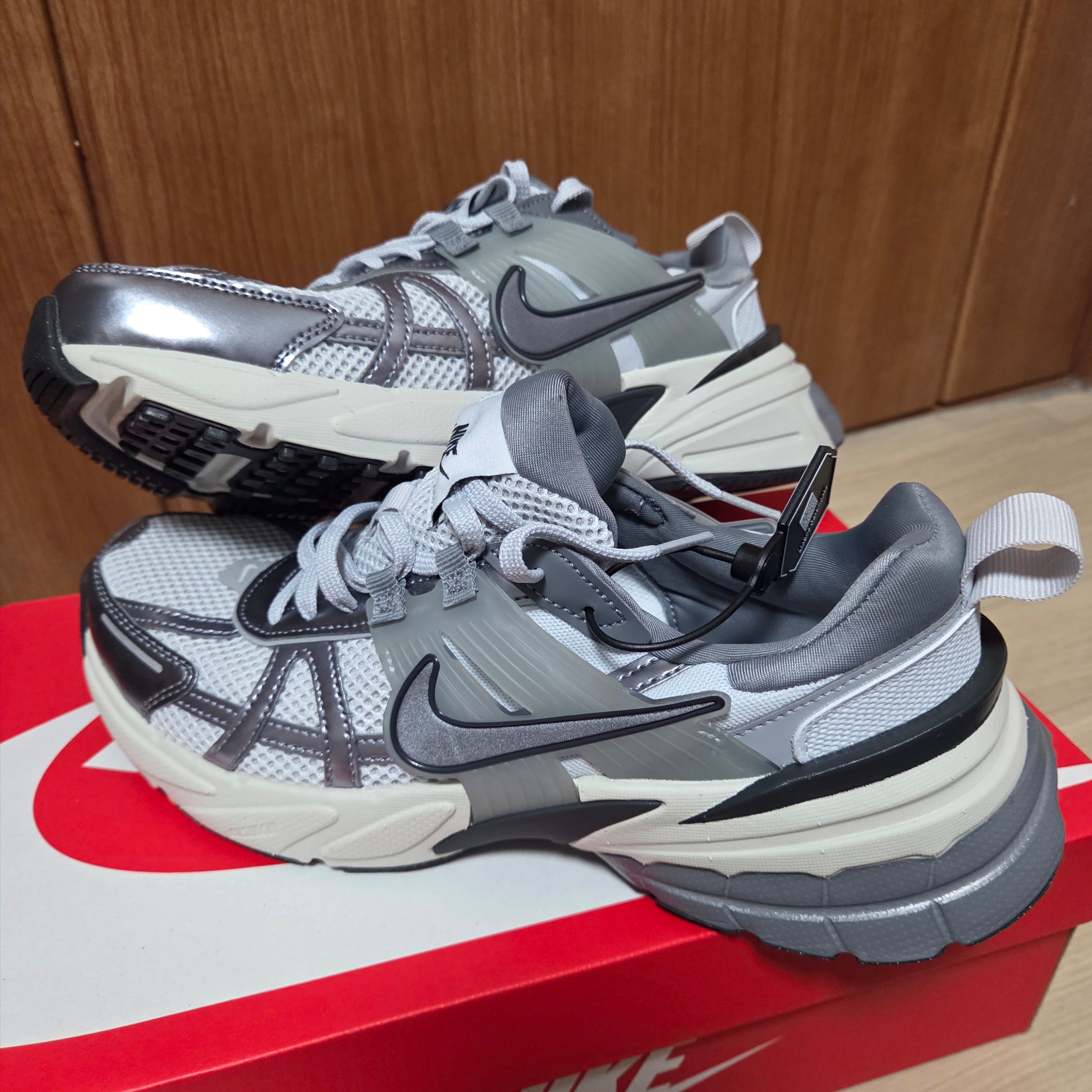 Nike V2K Run Pure Platinum Wolf Grey 착용 스타일 - 1