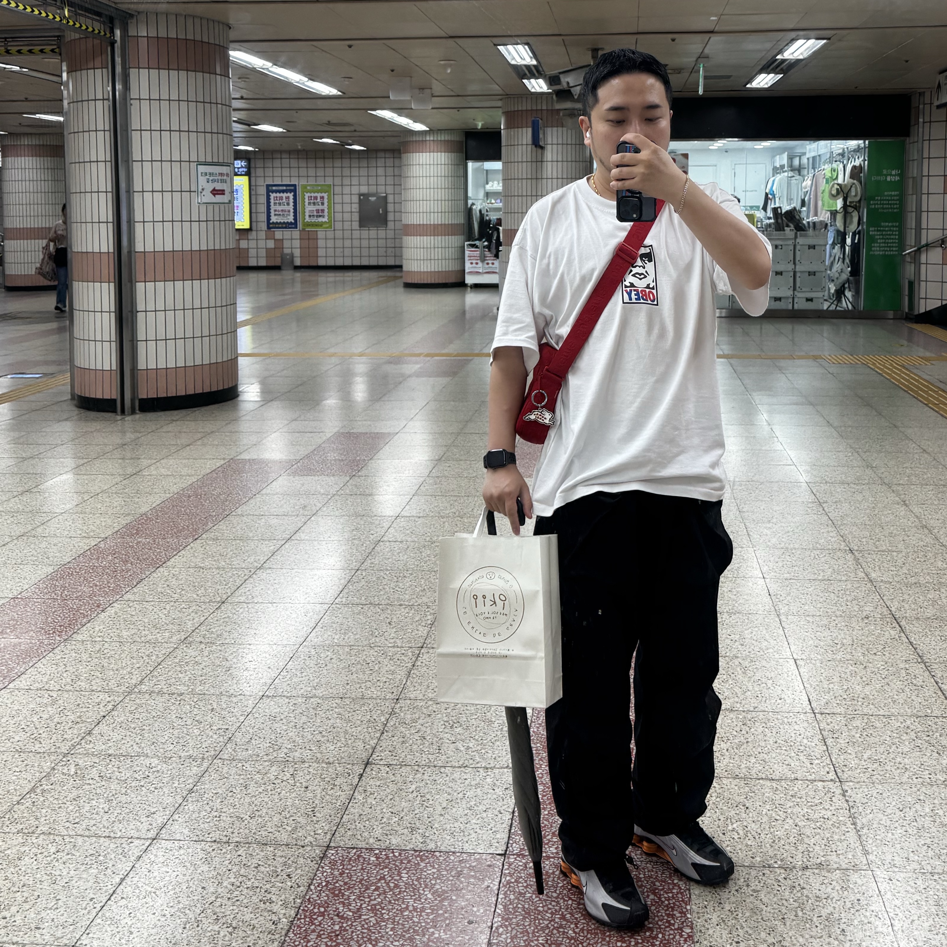 Nike Shox R4 Black Vast Grey, Supreme Woven Shoulder Bag Red - 23SS 착용 스타일