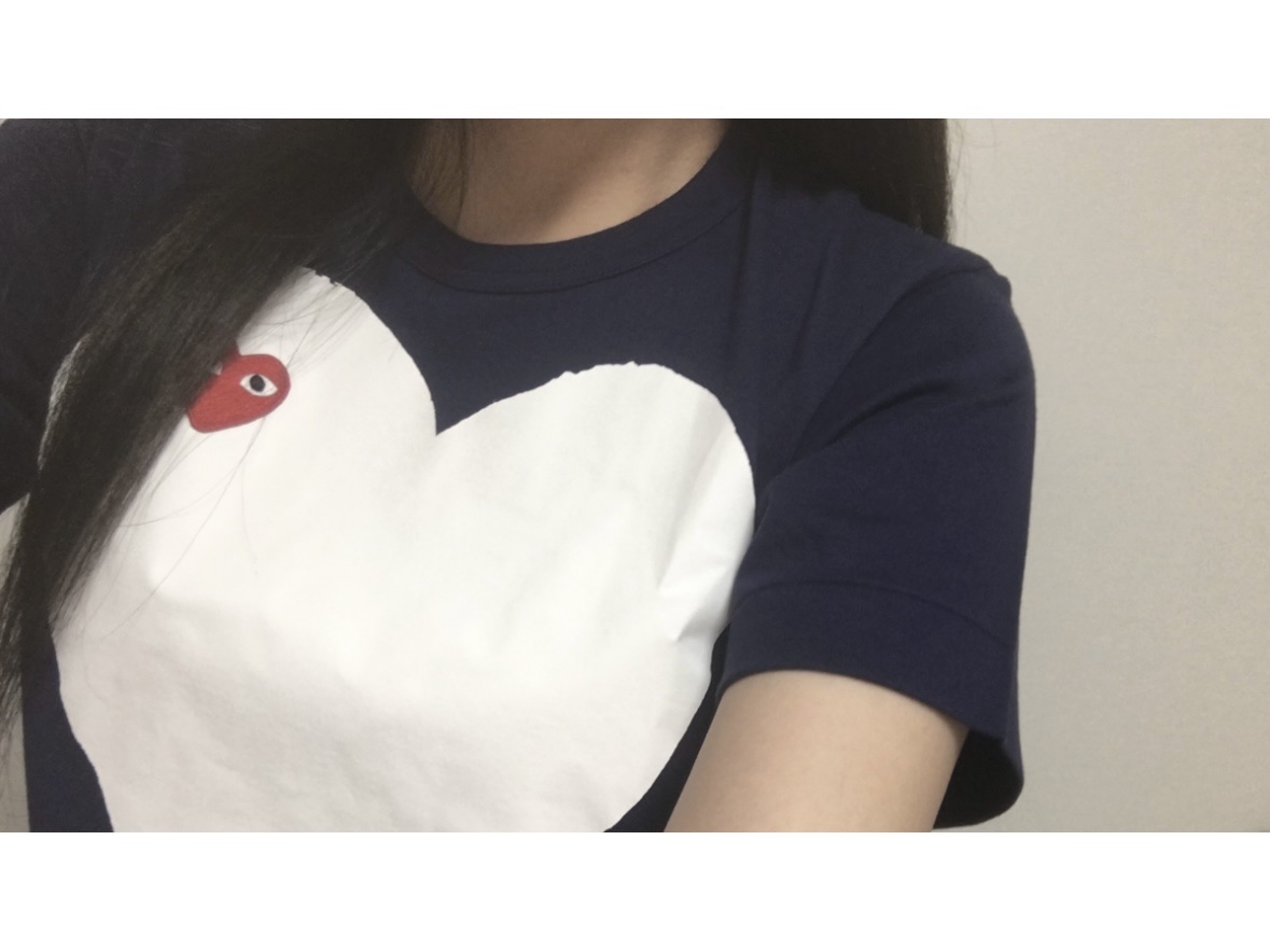 Play Comme des Garcons Red Heart Printed White Heart T-Shirt Navy, Adidas Tobacco Gruen Collegiate Burgundy 착용 스타일 - 2
