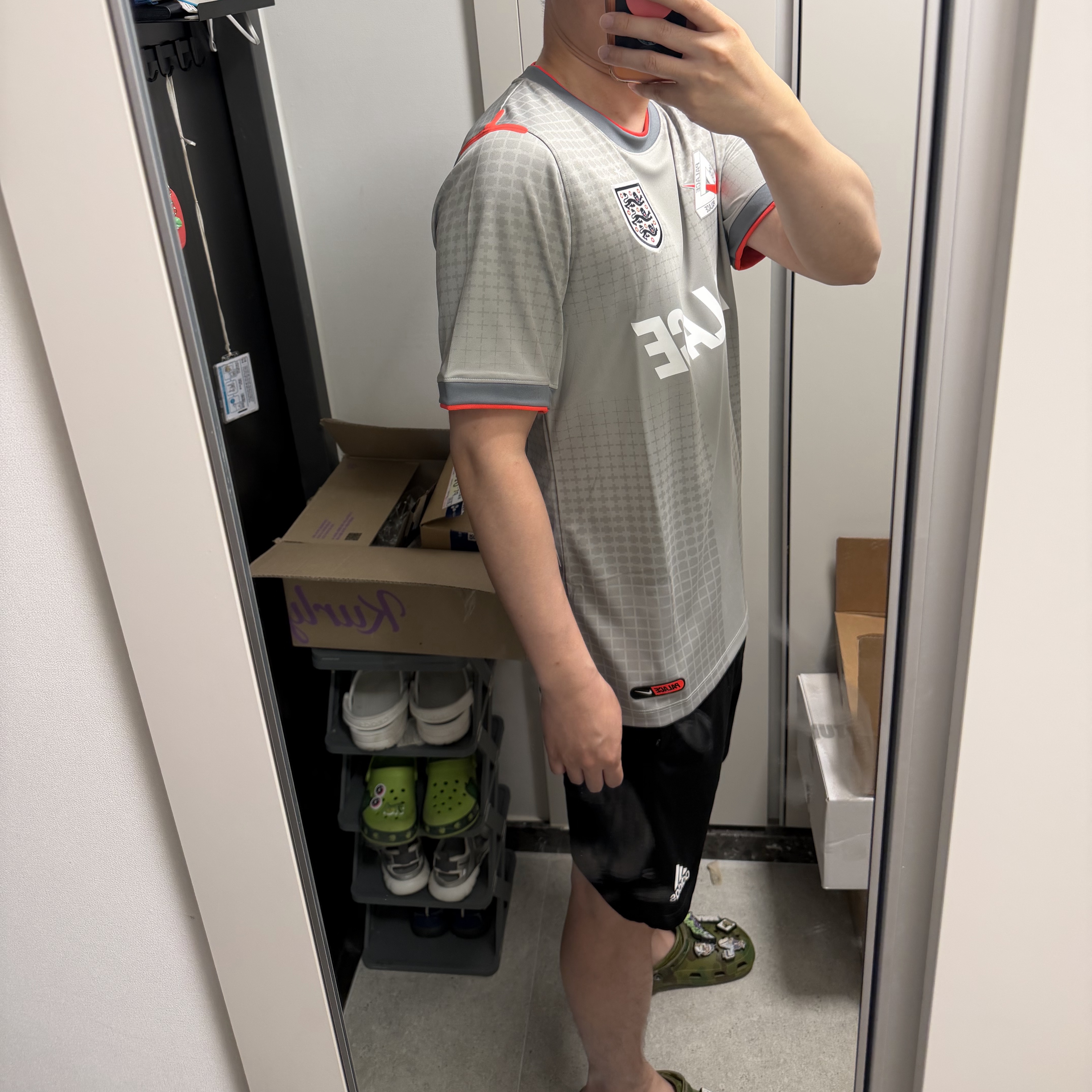 Palace x Nike England Dri-Fit Academy Pro Short Sleeve Football Top Pewter Grey Bright Crimson 착용 스타일