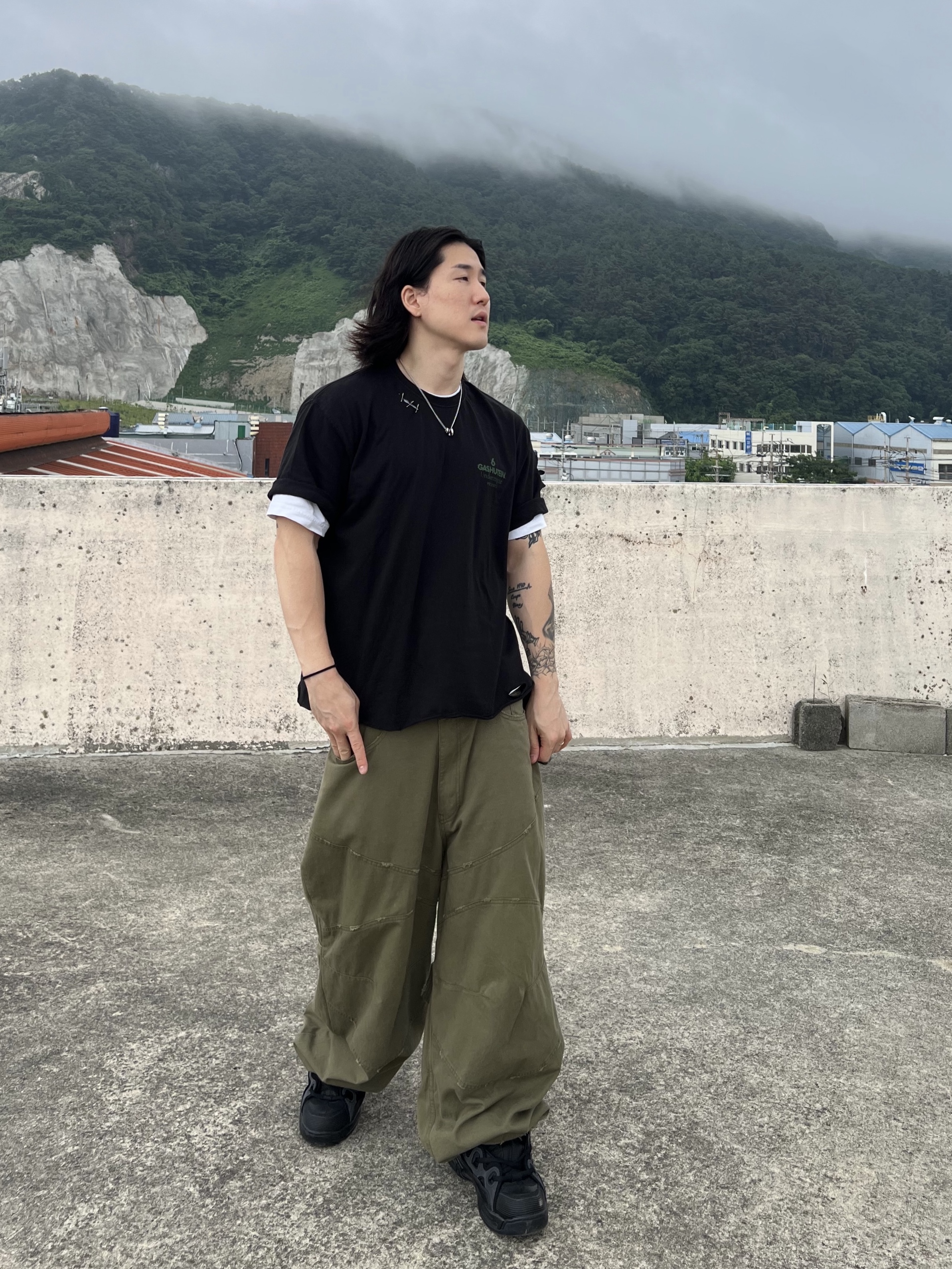 Undermycar Gashutein 6 Nailed Bat Graphic T-Shirt Posy Green - 24SS, Undermycar MU.128 Original Logo Cracked Leather Belt Silver / Black 착용 스타일 - 2