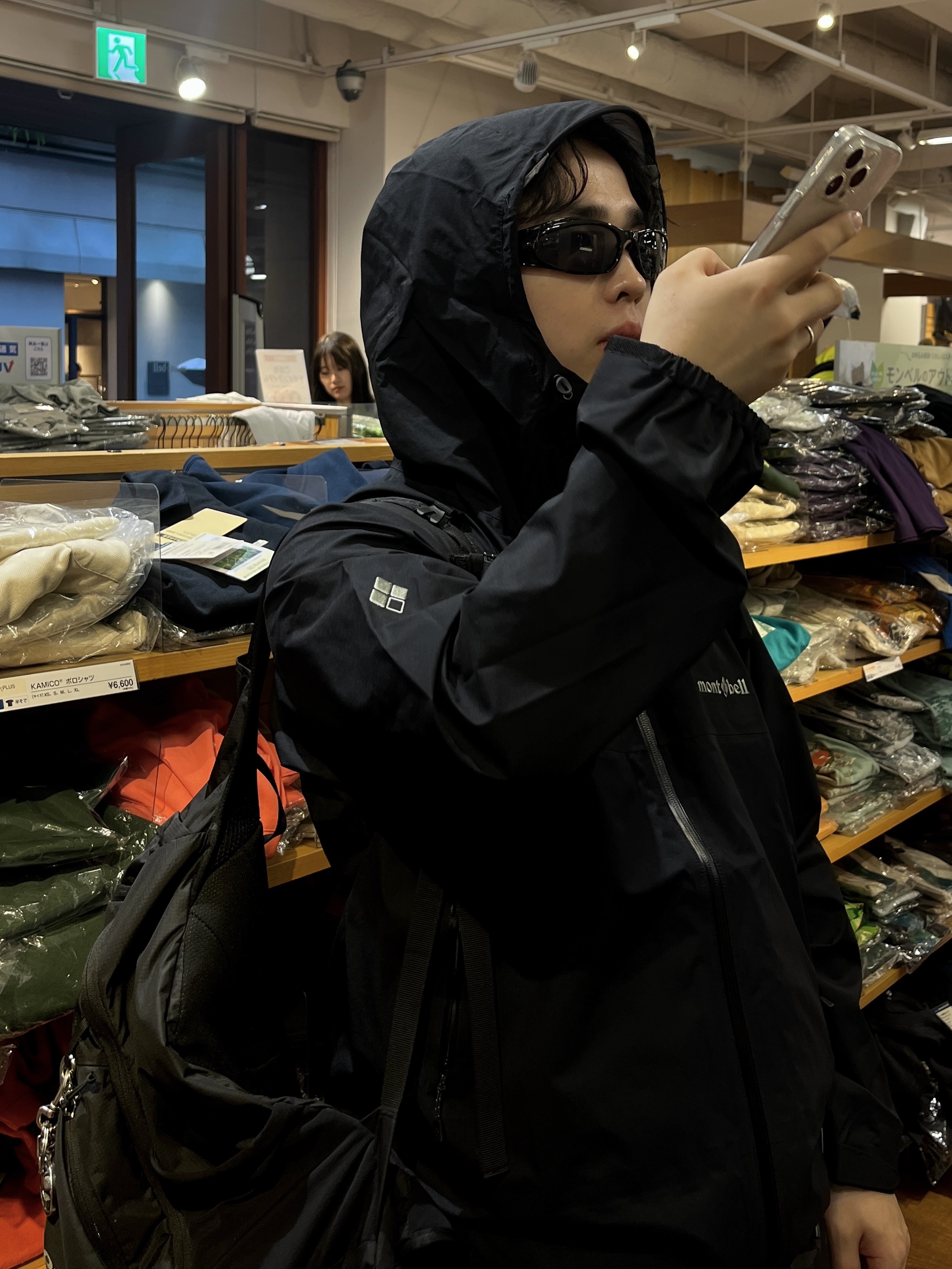 Salomon Trailblazer 20 Black, Montbell Rain Trekker Jacket Black 착용 스타일 - 1