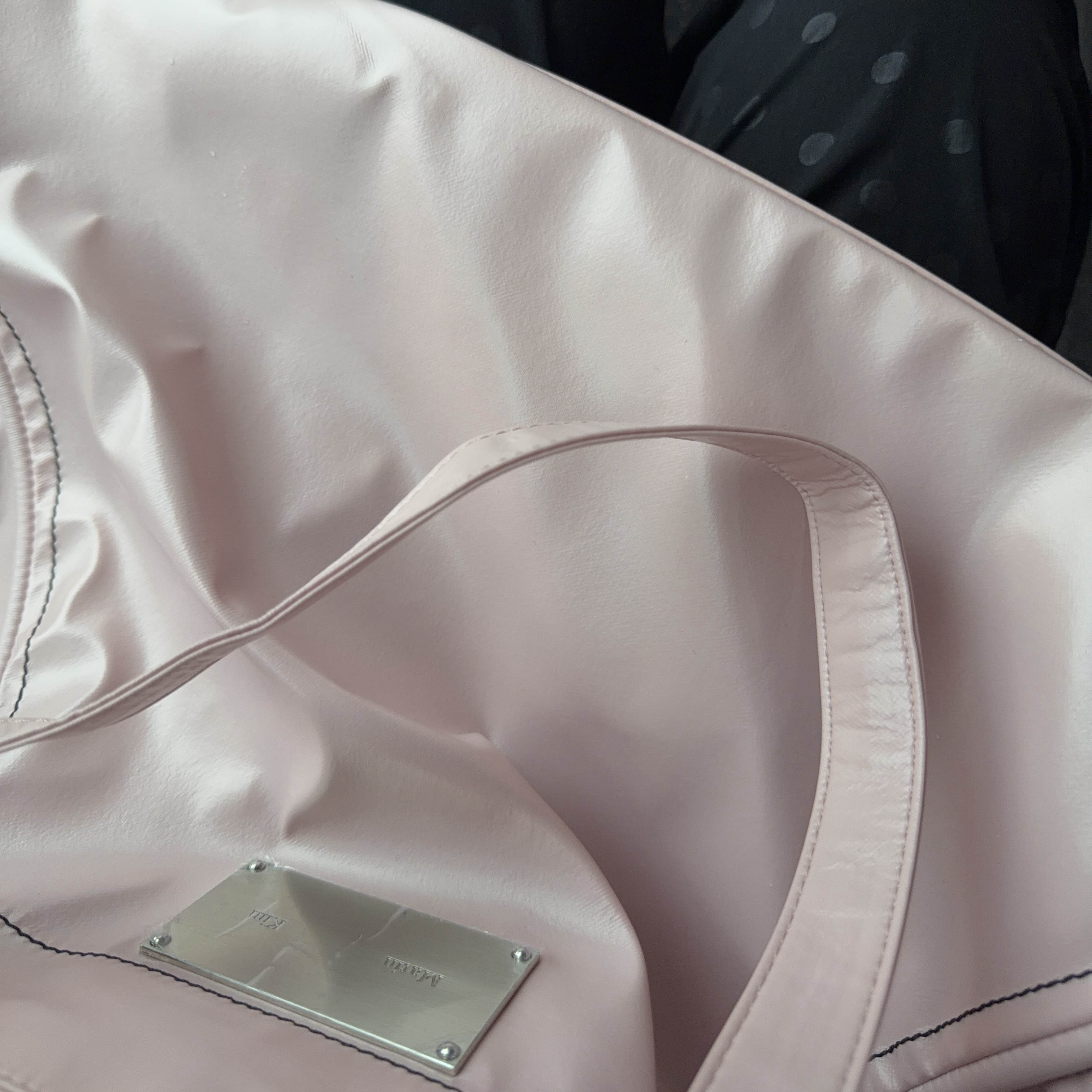 Matin Kim Big Coating Tote Bag Pink 착용 스타일 - 2