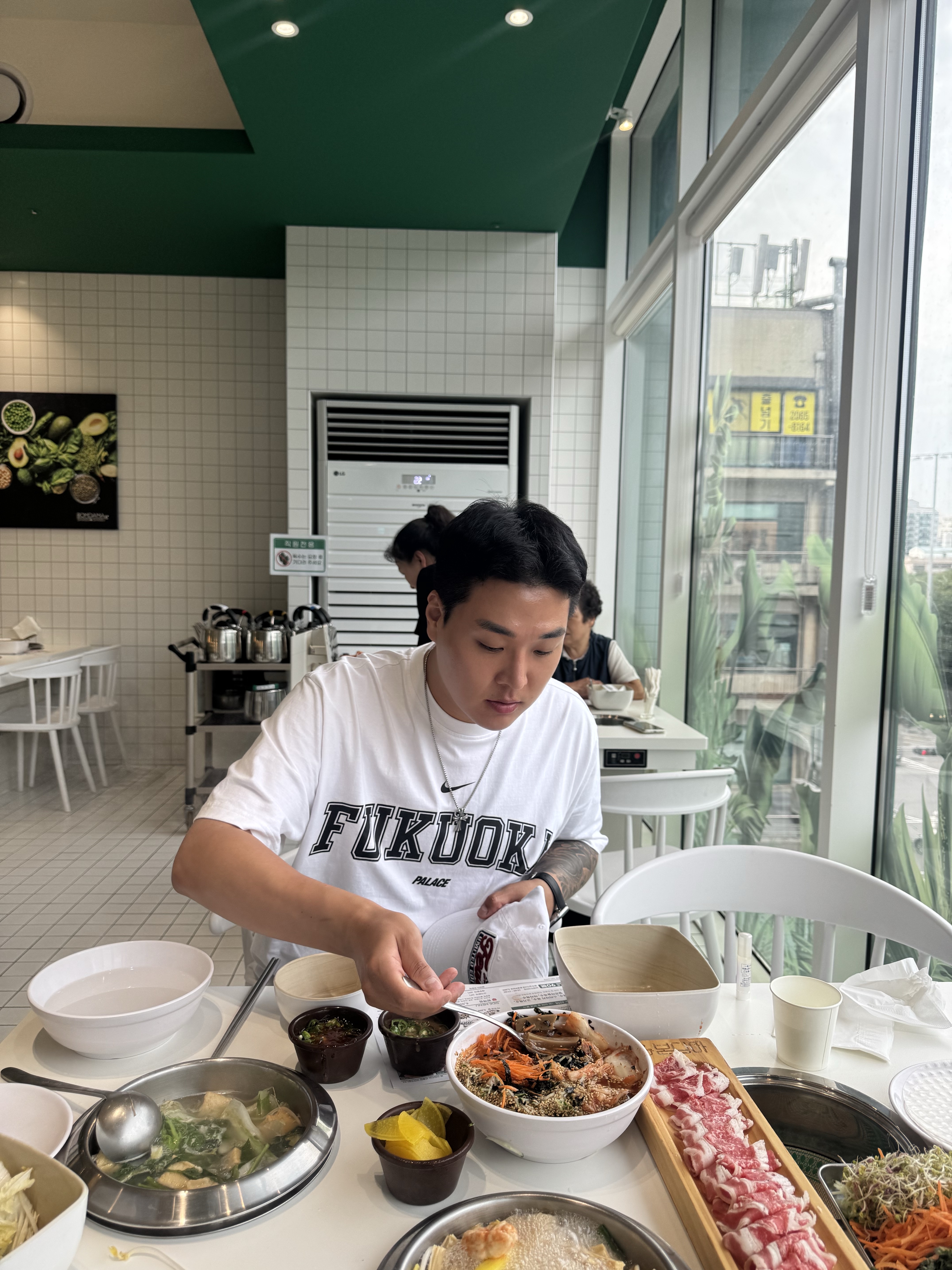 Palace Baked P-3 T-Shirt Black - 24SS, Palace x Nike Shop T-Shirt Fukuoka White - 26SS 착용 스타일 - 6
