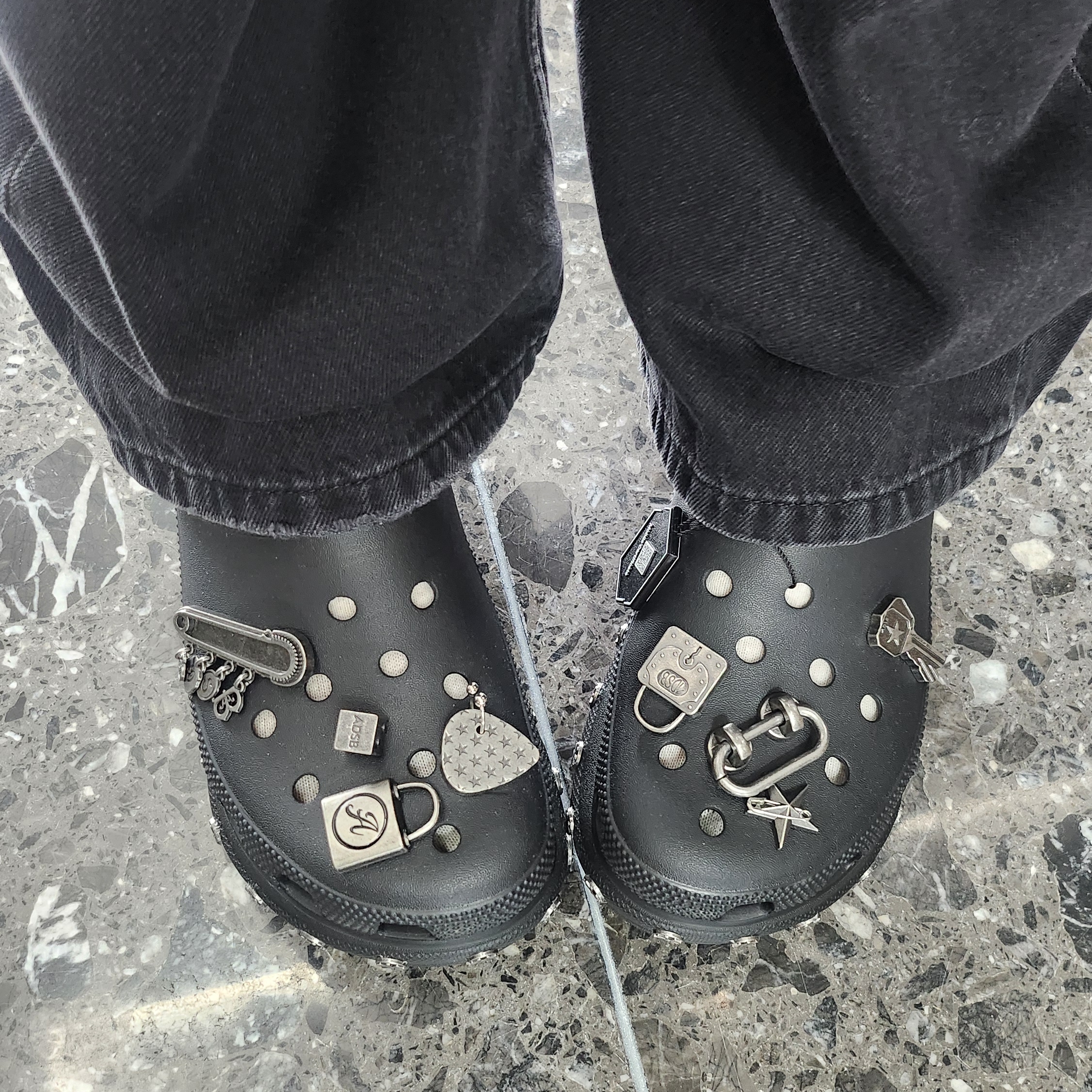 (W) Crocs x Andersson Bell Bae Clog Black 착용 스타일 - 3