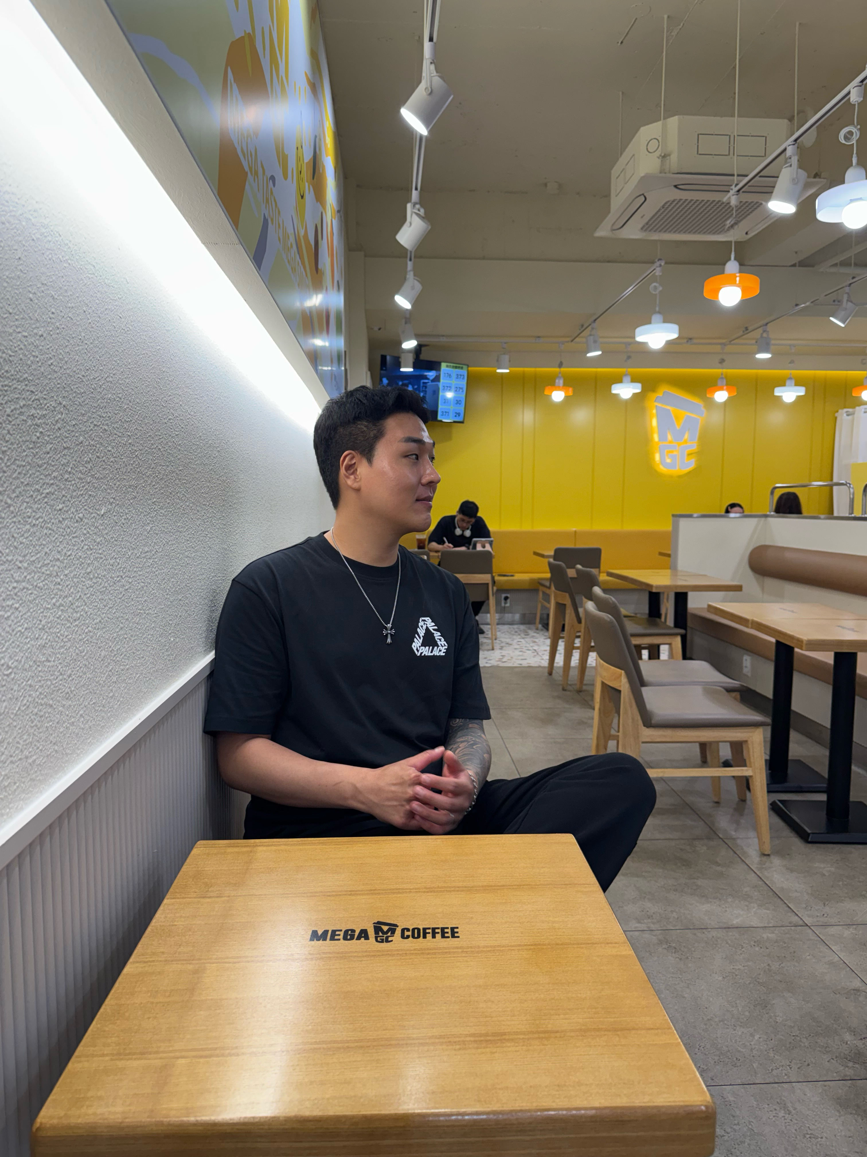 Palace Baked P-3 T-Shirt Black - 24SS, Palace x Nike Shop T-Shirt Fukuoka White - 26SS 착용 스타일 - 2