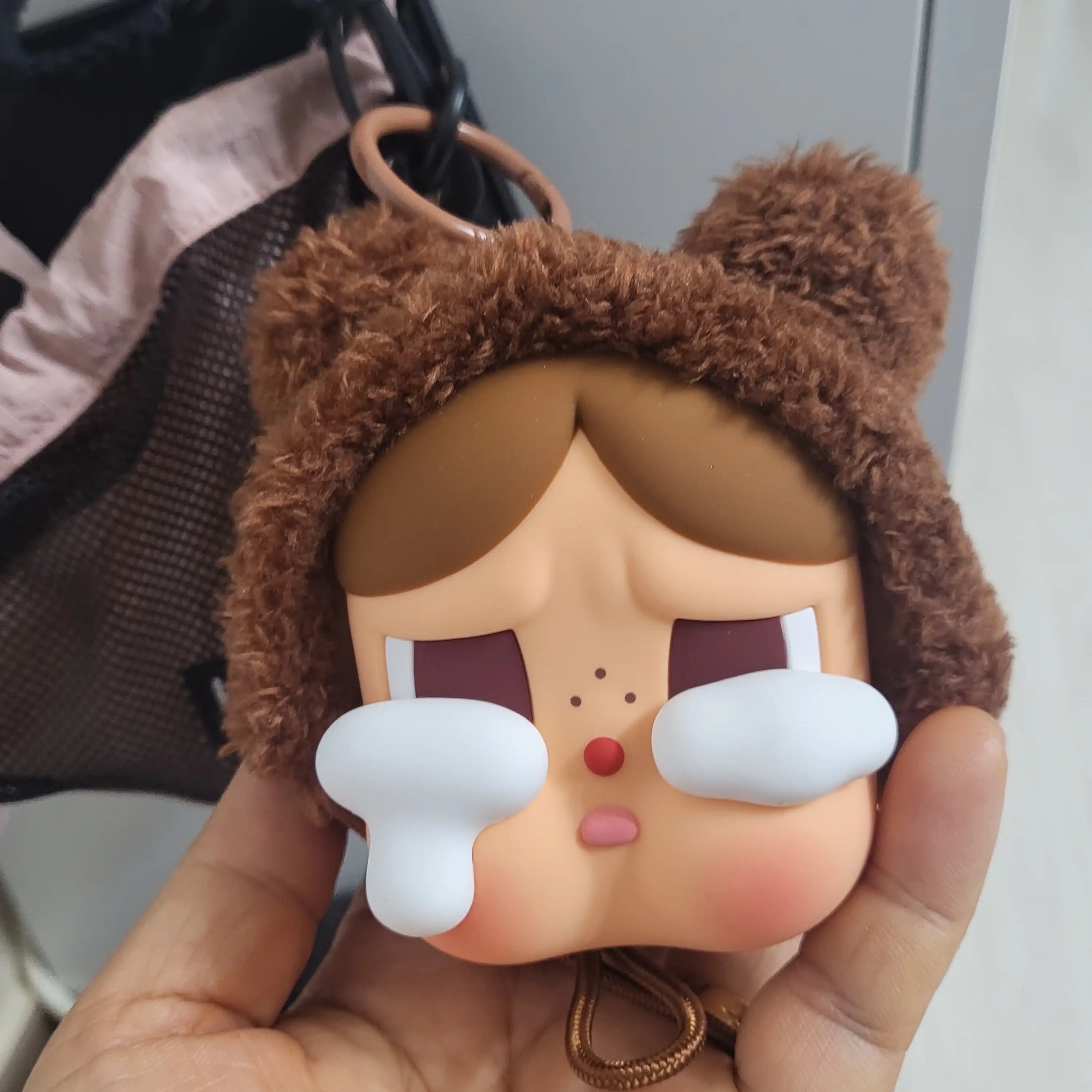 Pop Mart Crybaby Crying Again Series Bear Earphone Bag 착용 스타일 - 1