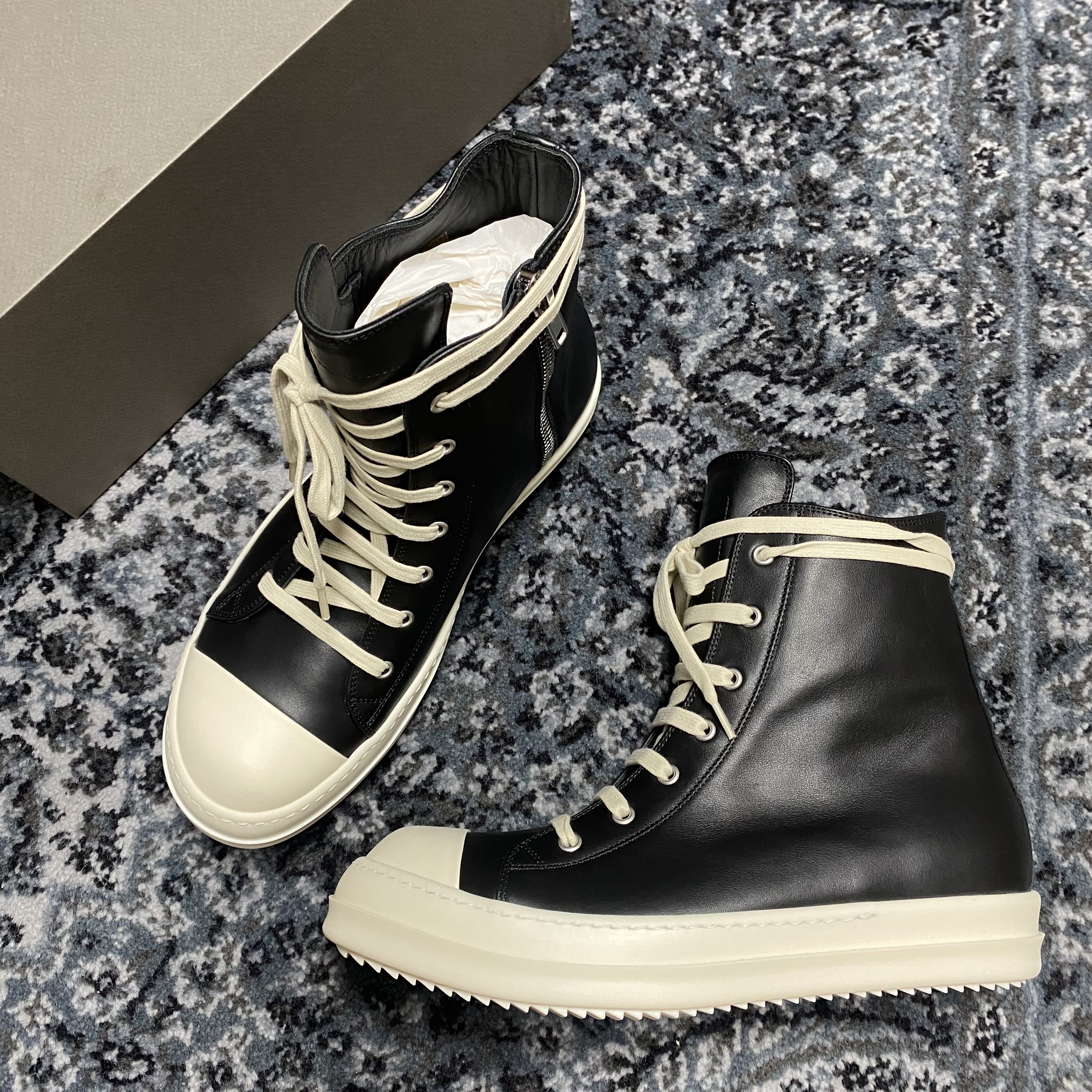Rick Owens Temple Sneakers Black Milk 착용 스타일