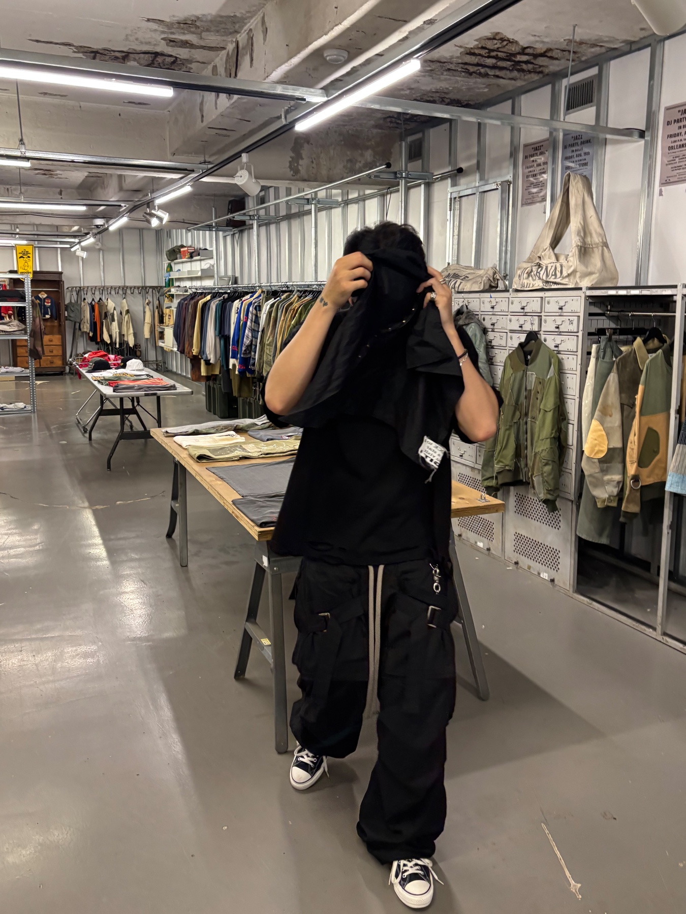 Hommless Distressed Regular Tee Black, Wapworks Wide Safety Cargo Pants Black 착용 스타일 - 6