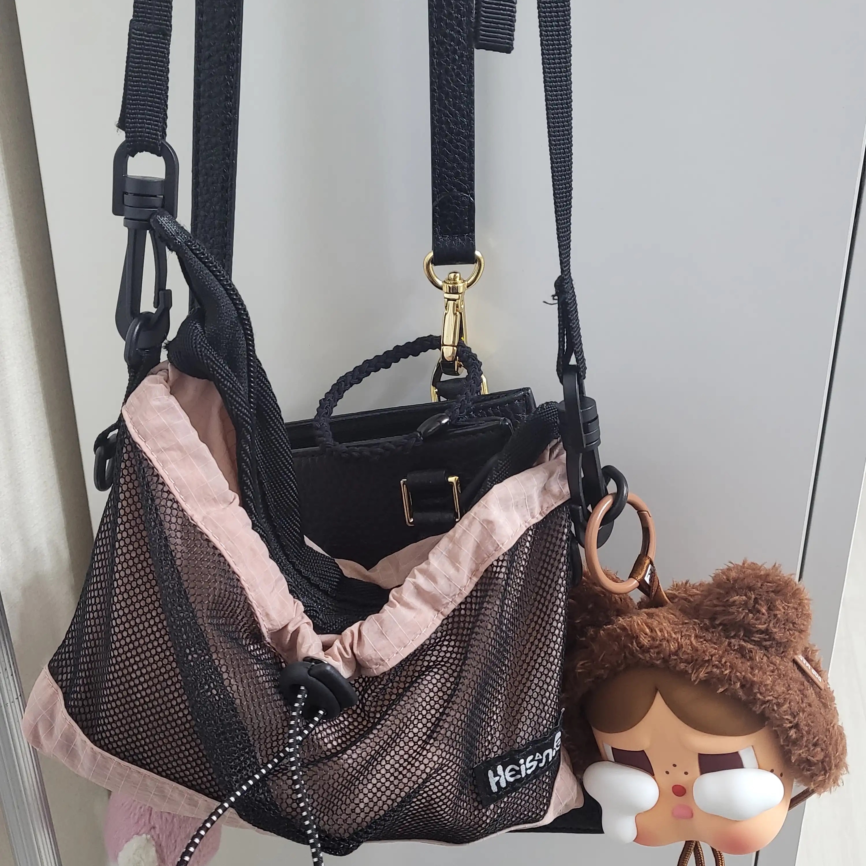 Pop Mart Crybaby Crying Again Series Bear Earphone Bag 착용 스타일 - 3