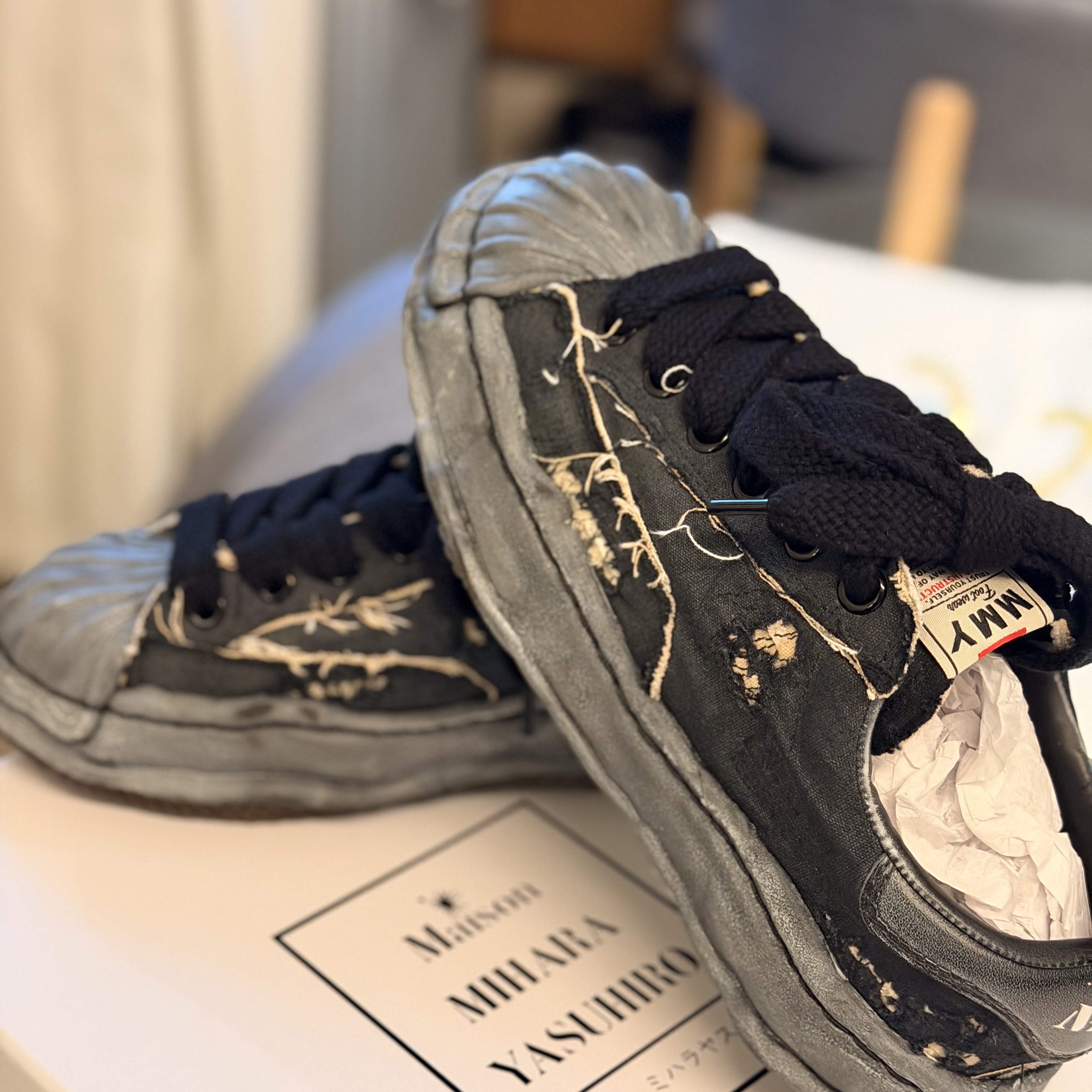 Mihara Yasuhiro Blakey OG Sole Ripped Overdye Canvas Low-Top Sneaker Black 착용 스타일