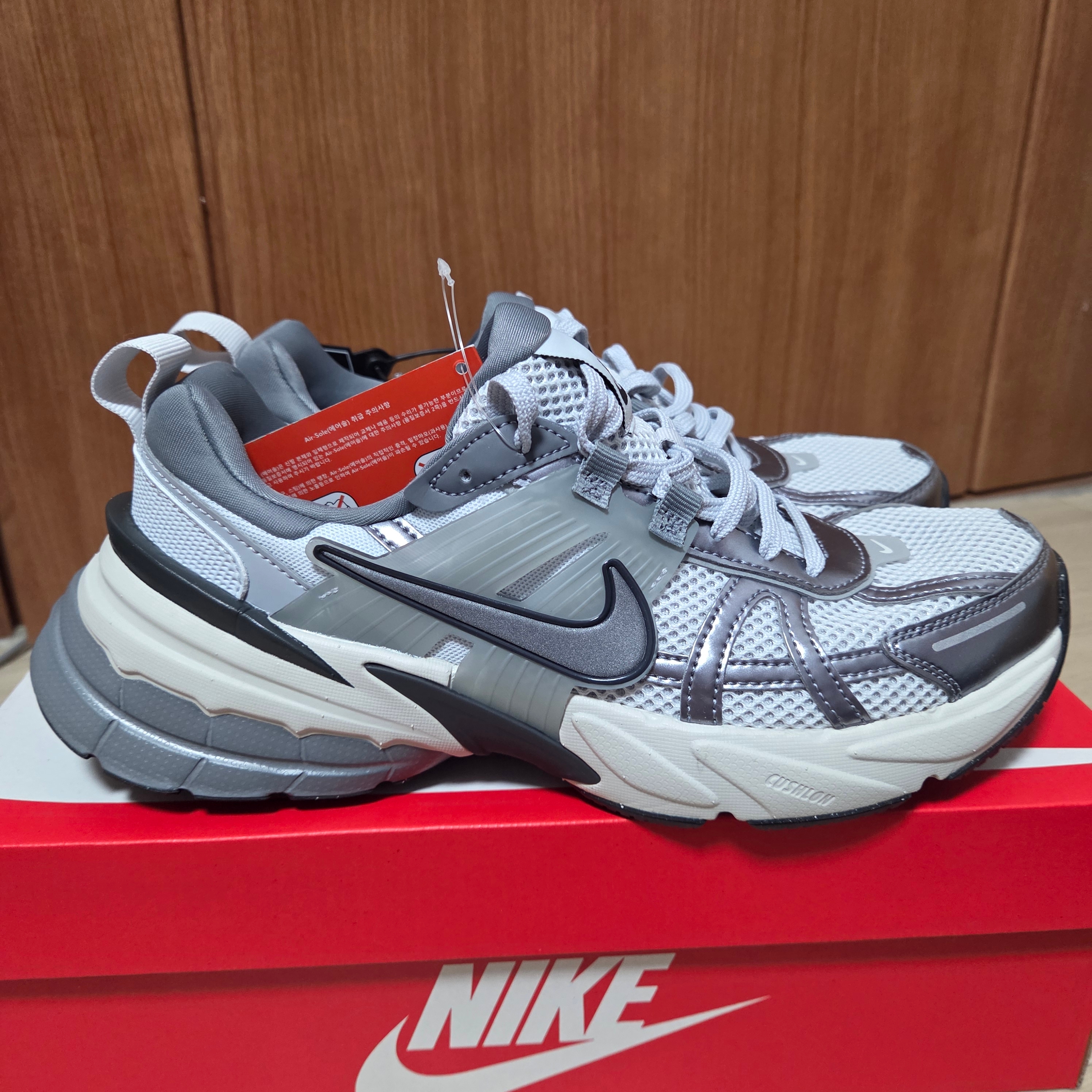 Nike V2K Run Pure Platinum Wolf Grey 착용 스타일 - 4