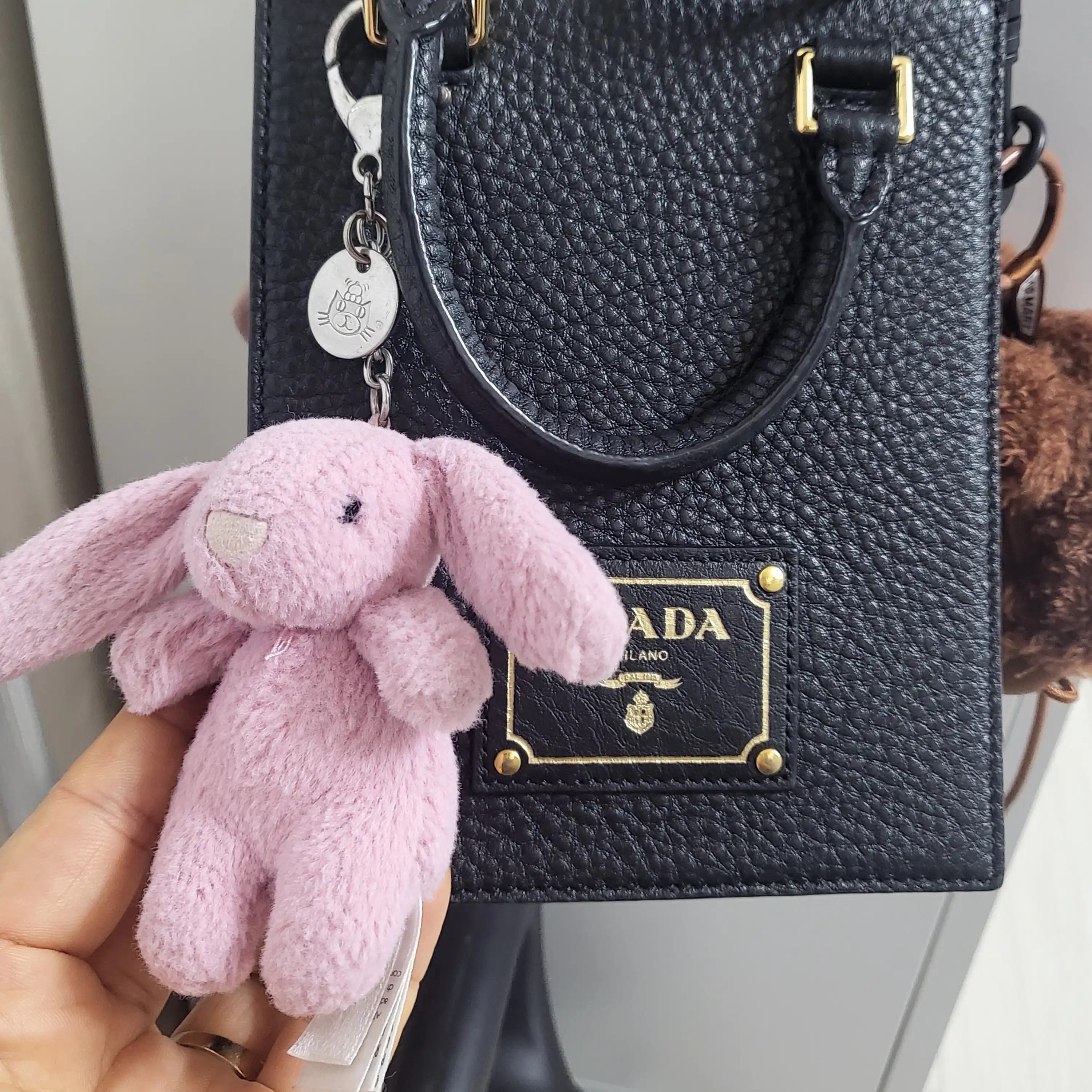 Jellycat Bashful Bunny Bag Charm Tulip 착용 스타일