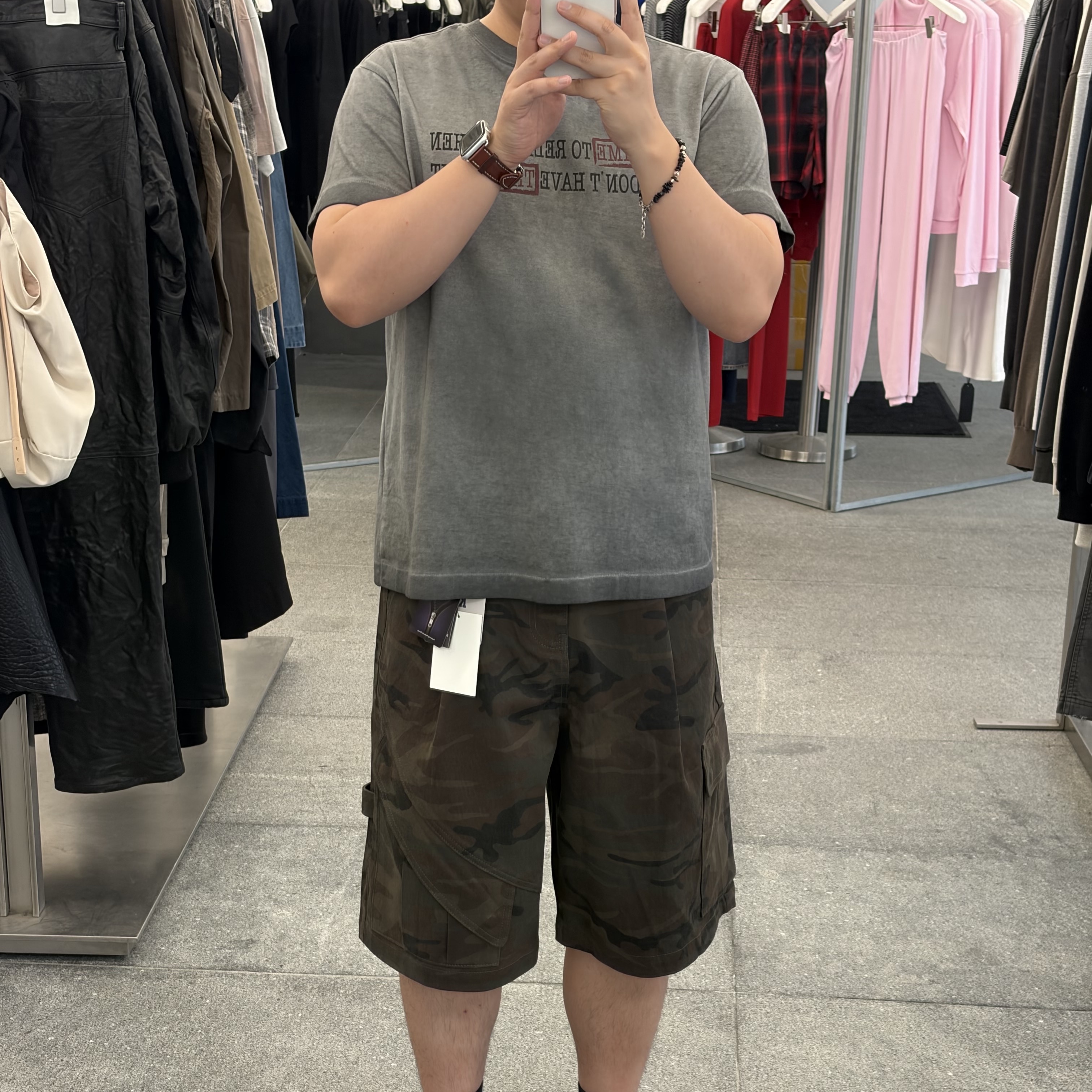 Karactor Wanderer Cargo Bermuda Pants Camo 착용 스타일