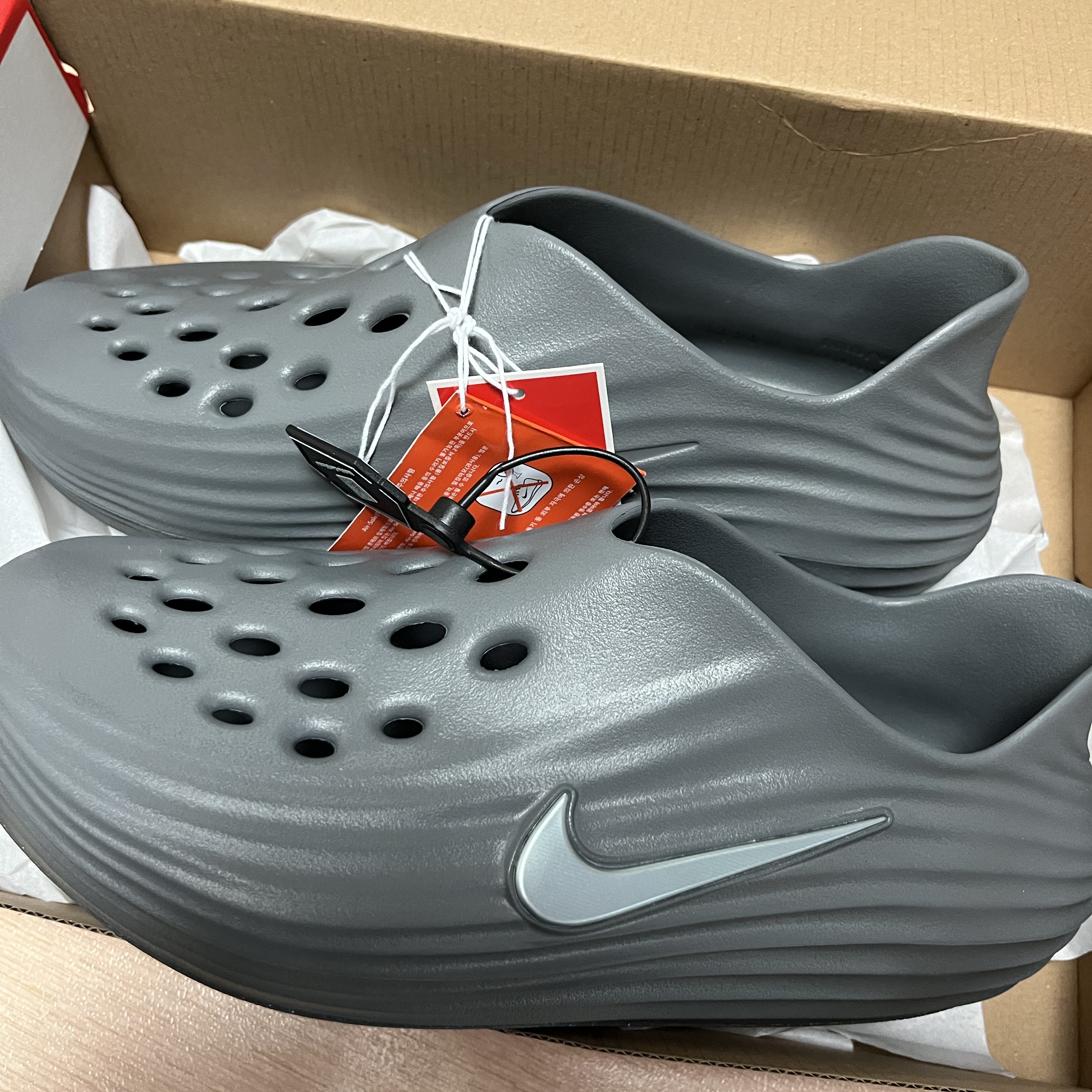 Nike ReactX Rejuven8 Smoke Grey 착용 스타일