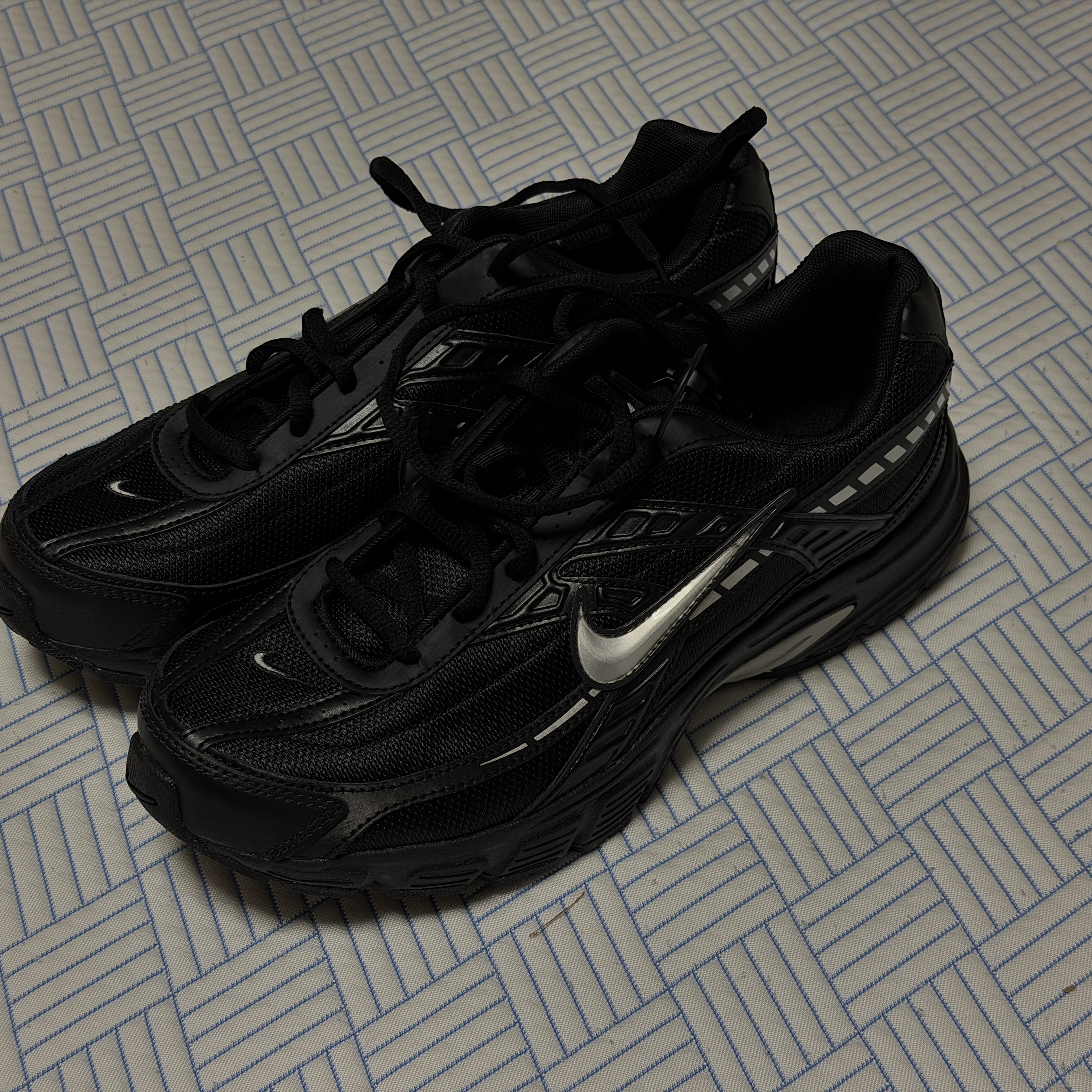 Nike Initiator Black Metallic Silver 착용 스타일 - 2