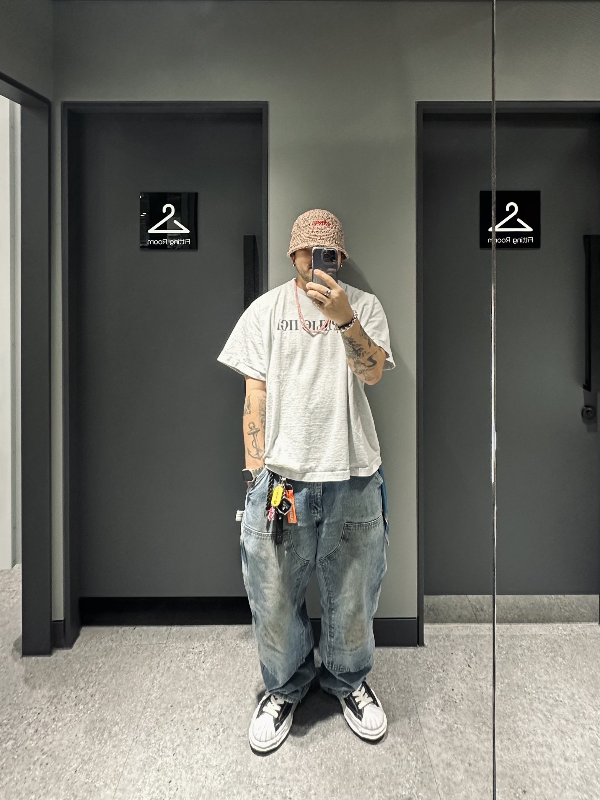 Stussy Hemp Stock Knit Bucket Hat Multi Tan, Yeezy x Gosha Rubchinskiy YZY Black Dogs T-Shirt Heather Grey 착용 스타일 - 2