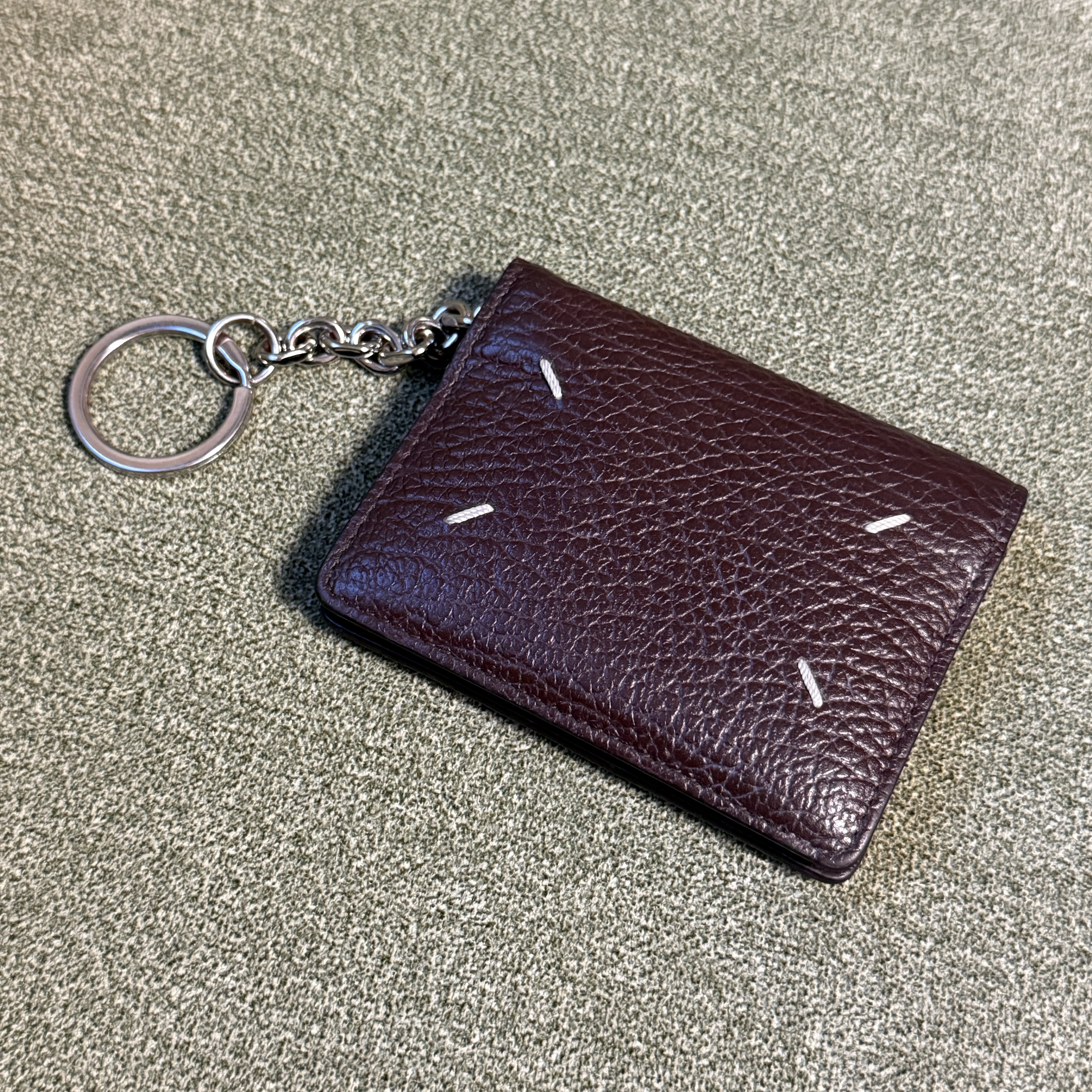 Maison Margiela Four Stitches Keyring Card Holder Brown, Human Made Carabiner Red 착용 스타일 - 2