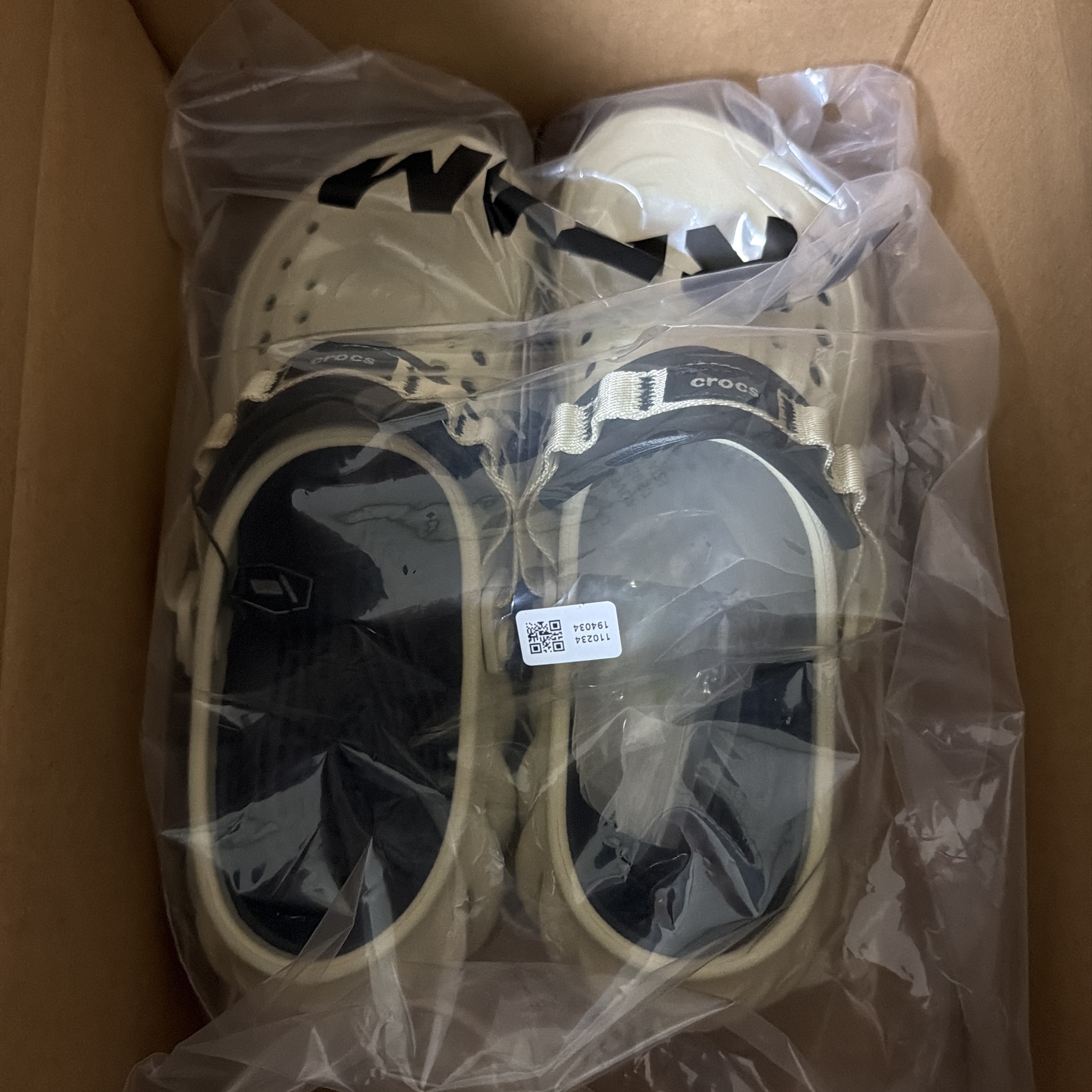 Crocs Echo Clog Bone Black 착용 스타일 - 1