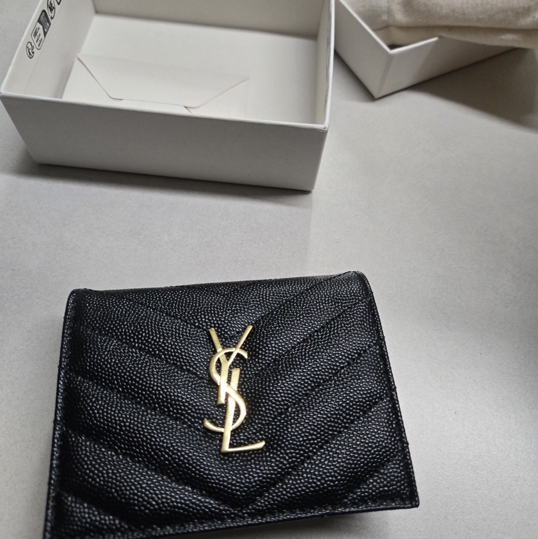 Saint Laurent Gold Monogram Card Case in Grain de Poudre Embossed Leather Black 착용 스타일 - 1