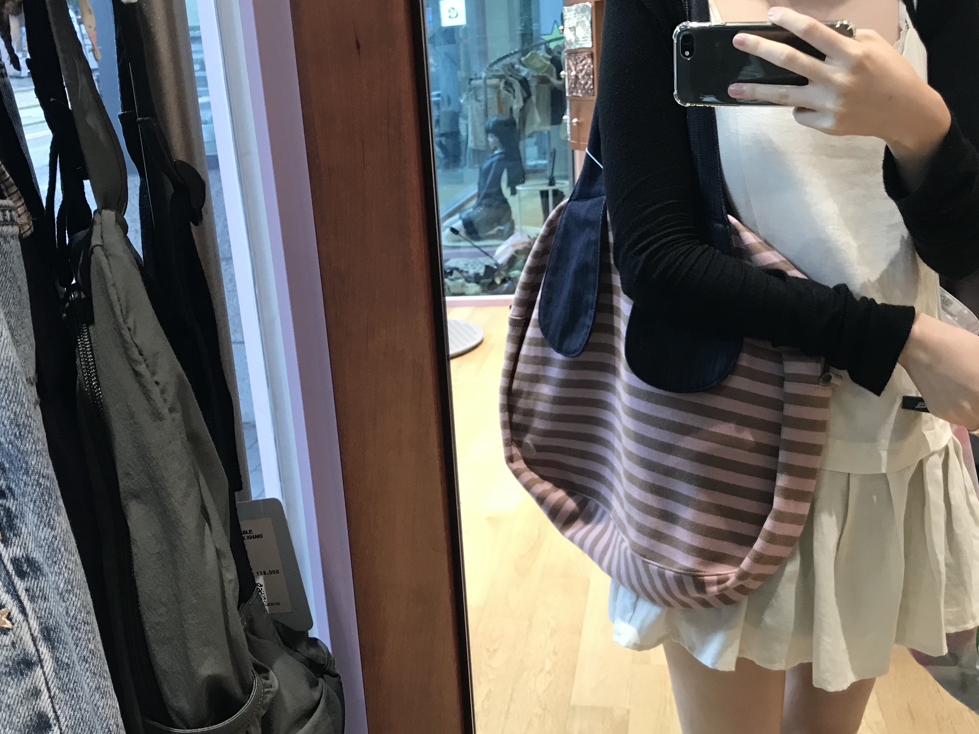 COYSEIO EMA Tiny Friends Stripe Bag Pink Beige 착용 스타일