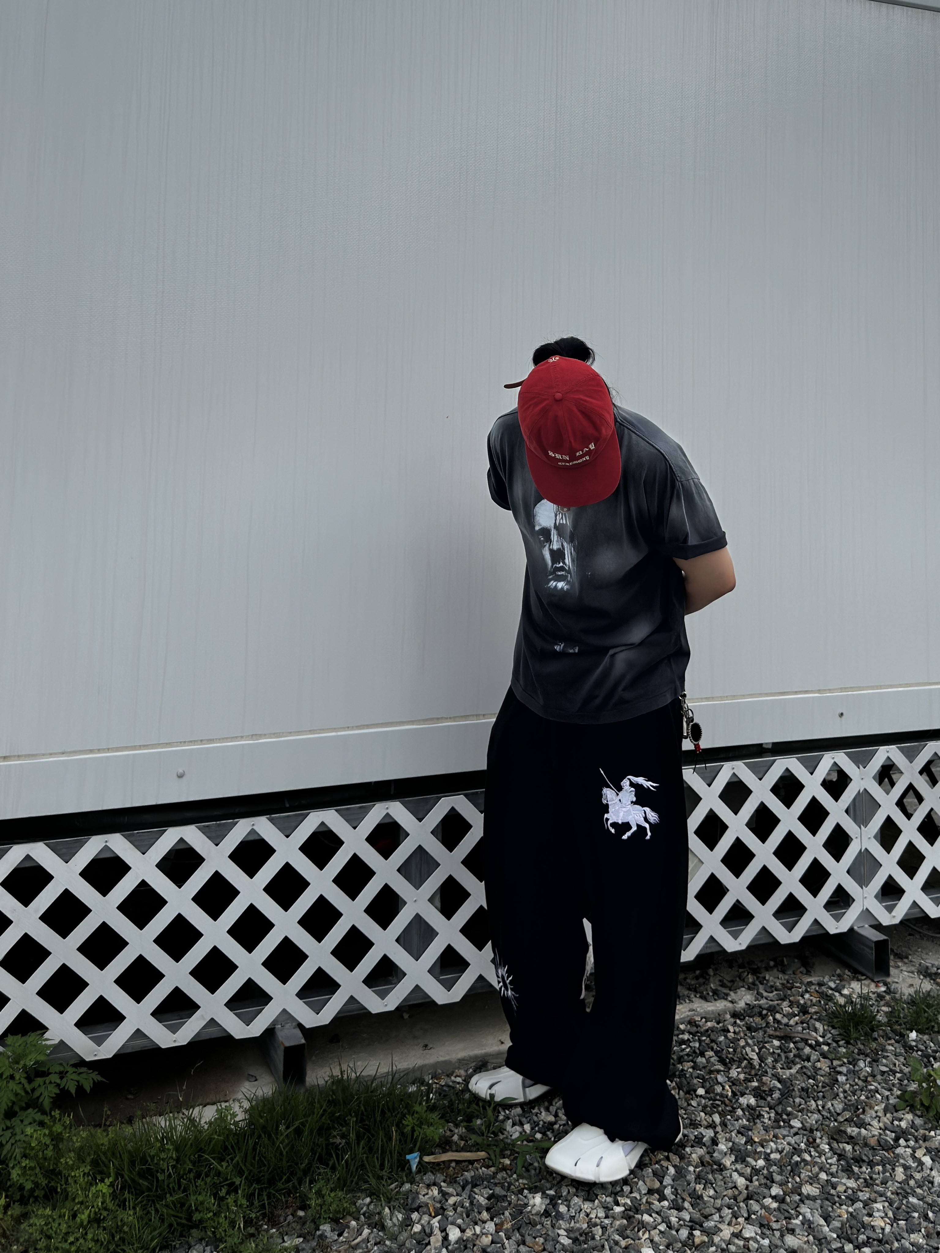 tornortied F.A.F Sweat Bermuda Pants
Black, Sunday Ceremony Vintage Washed 5 Panel Cotton Cap - Red 착용 스타일 - 4