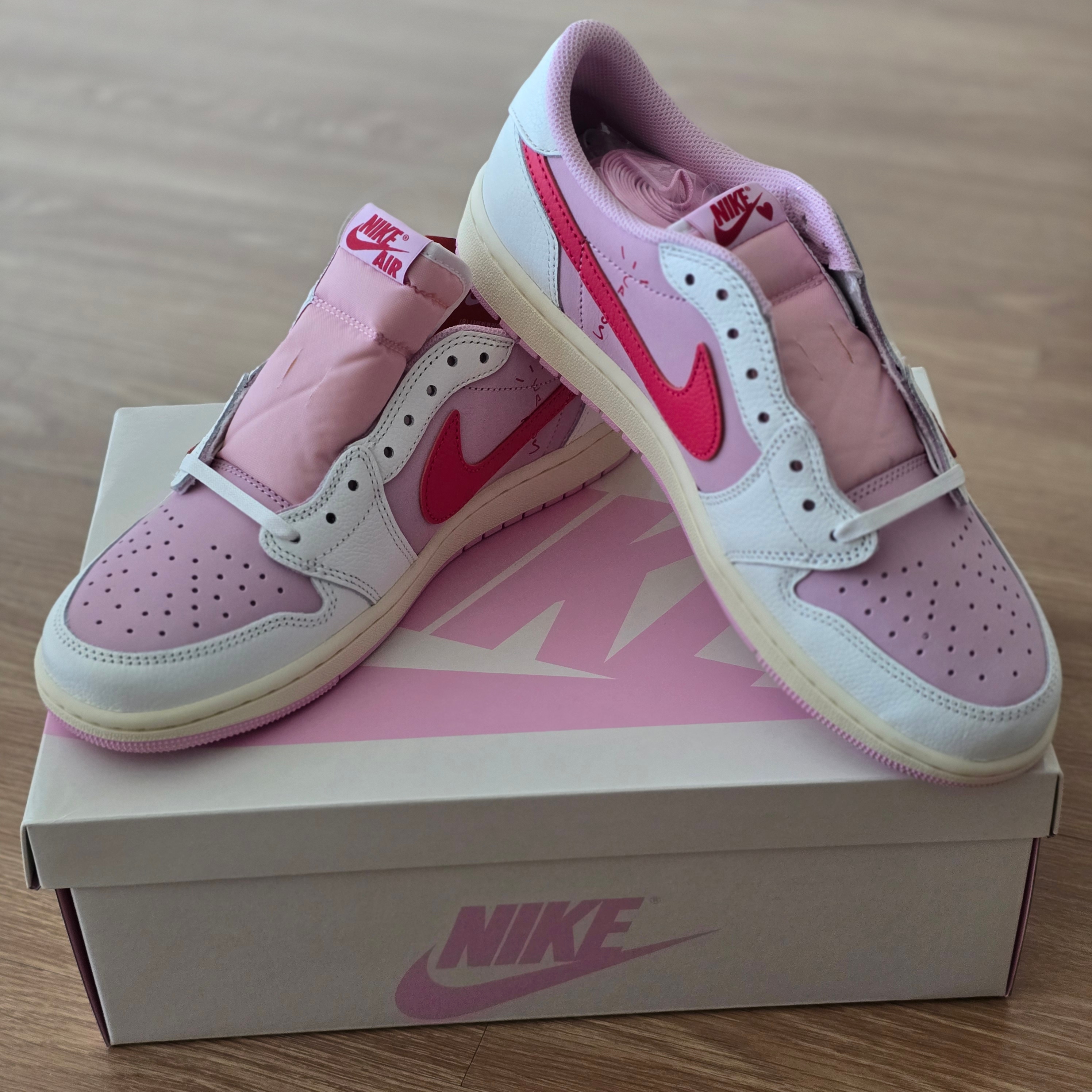 Jordan 1 x Travis Scott Retro Low OG SP Sail Tropical Pink 착용 스타일 - 2