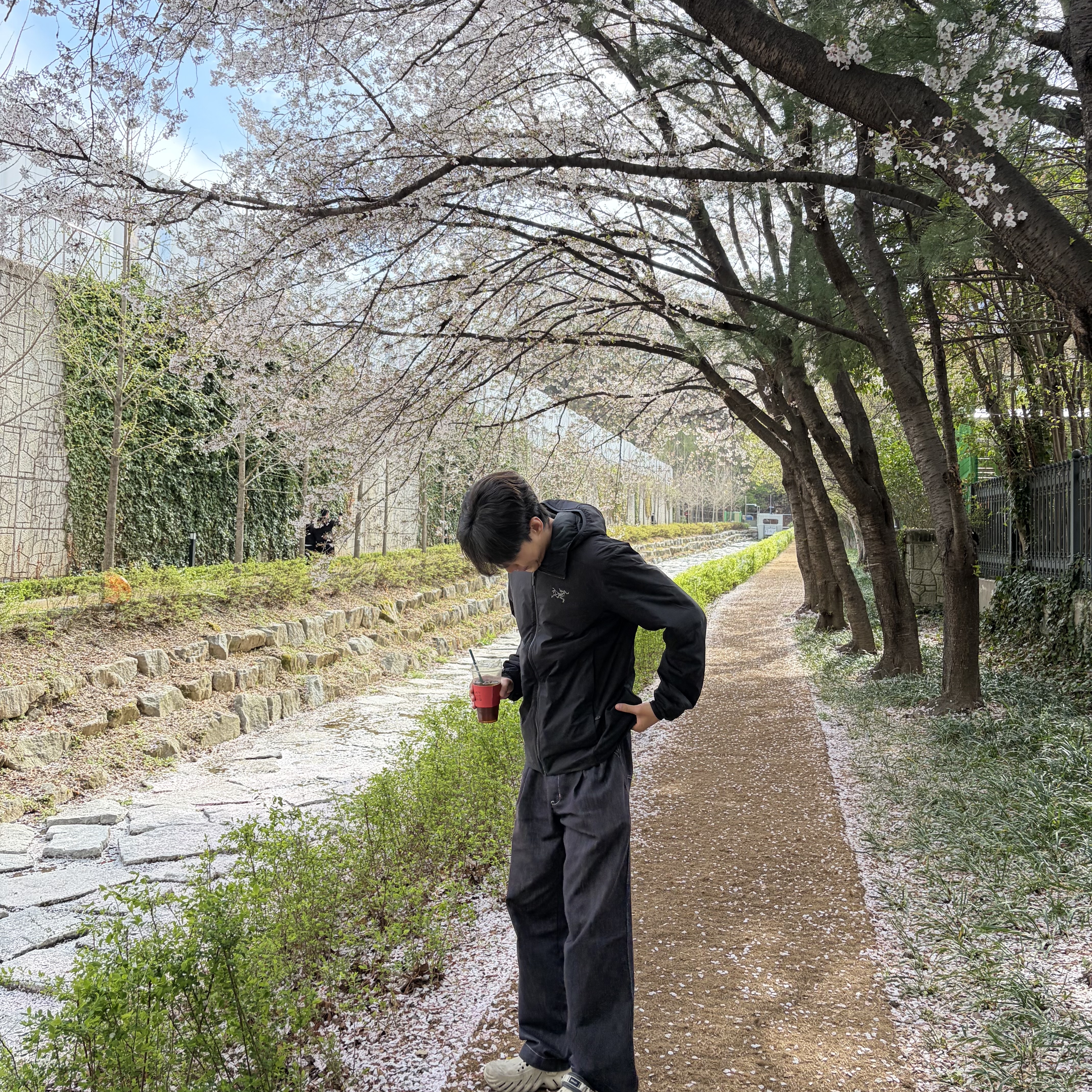 Arc'teryx Atom Hoody Black 착용 스타일