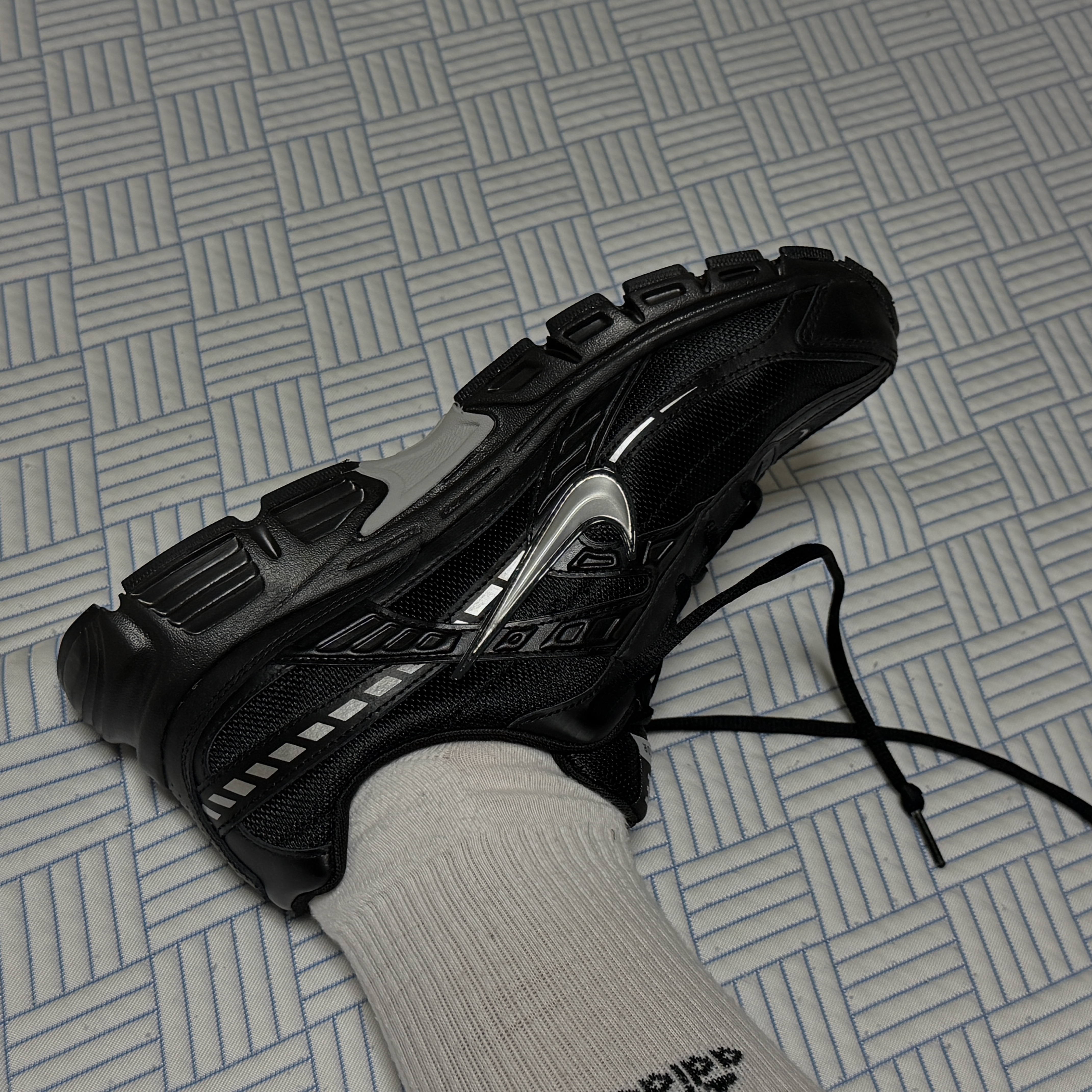 Nike Initiator Black Metallic Silver 착용 스타일 - 5