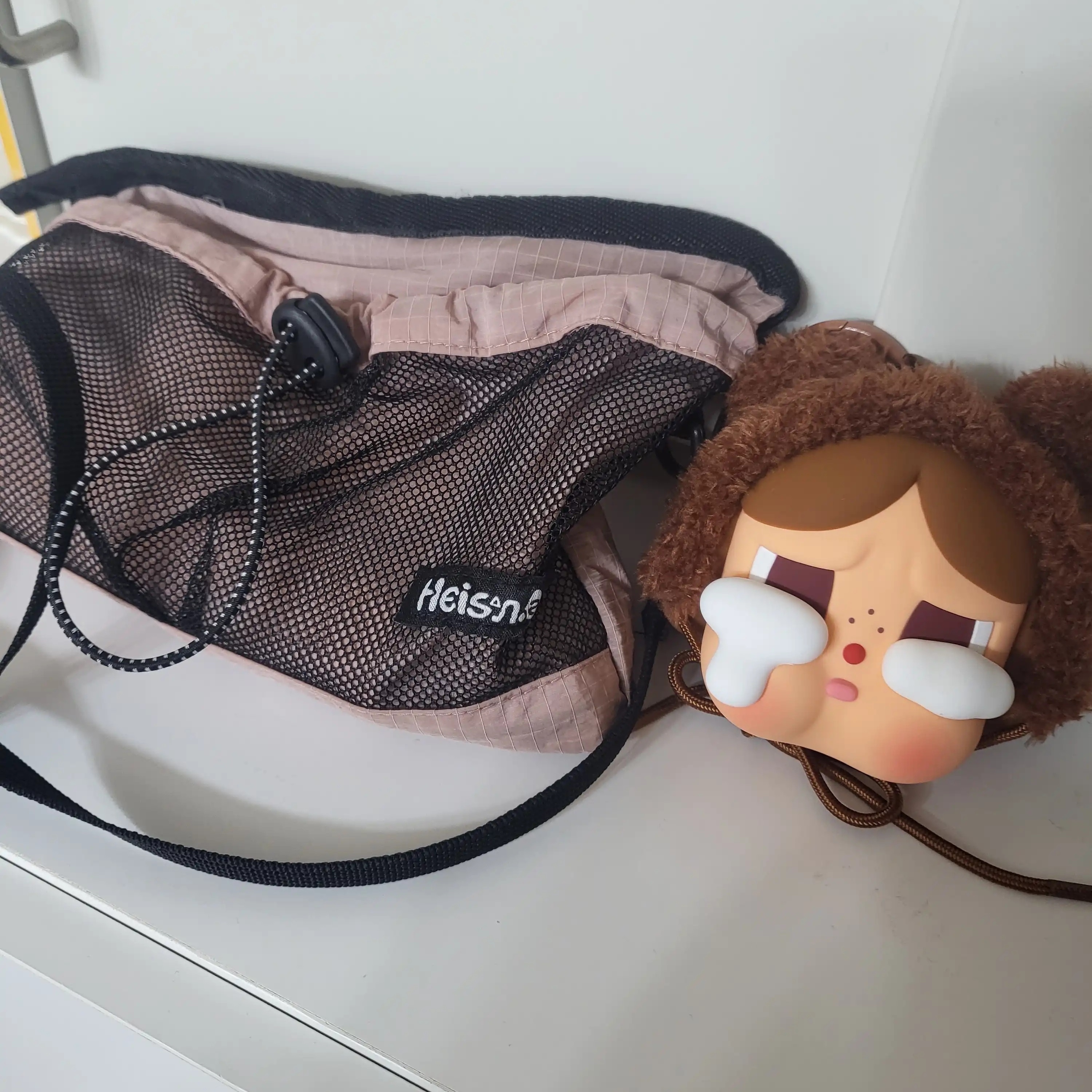 Pop Mart Crybaby Crying Again Series Bear Earphone Bag 착용 스타일 - 2