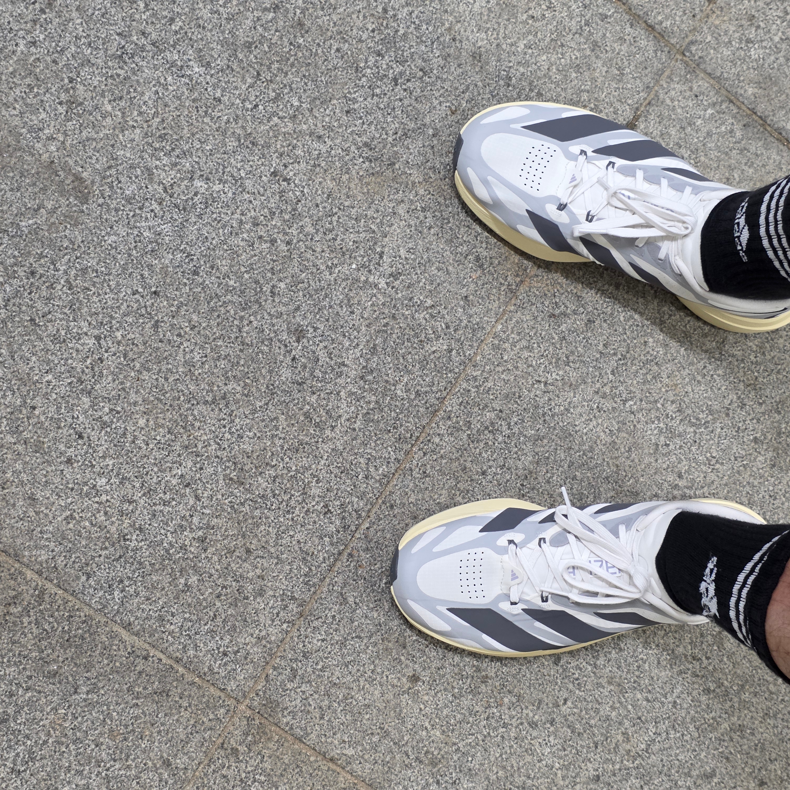 Adidas Adizero EVO SL EXO Core White Utility Black 착용 스타일 - 4