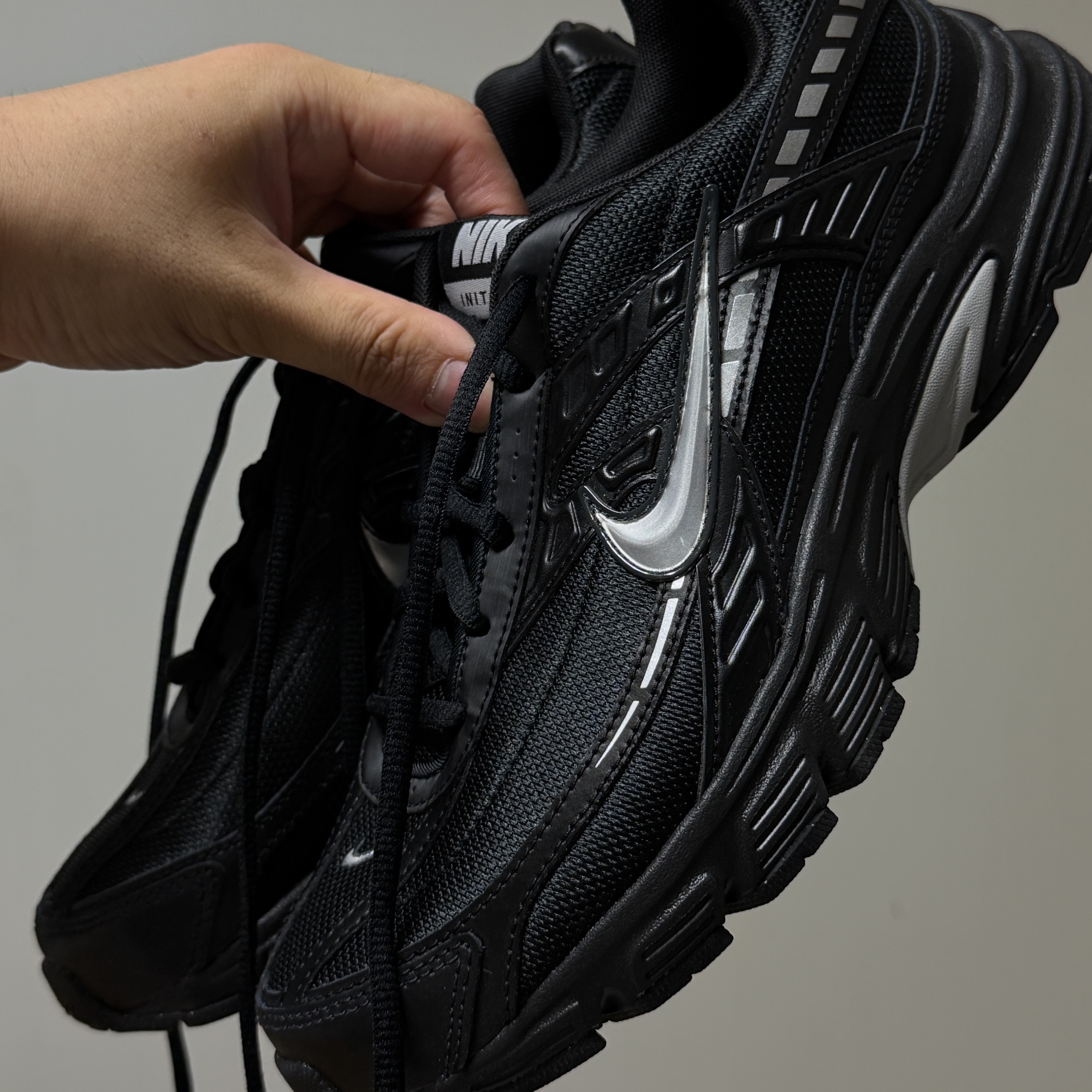 Nike Initiator Black Metallic Silver 착용 스타일 - 1