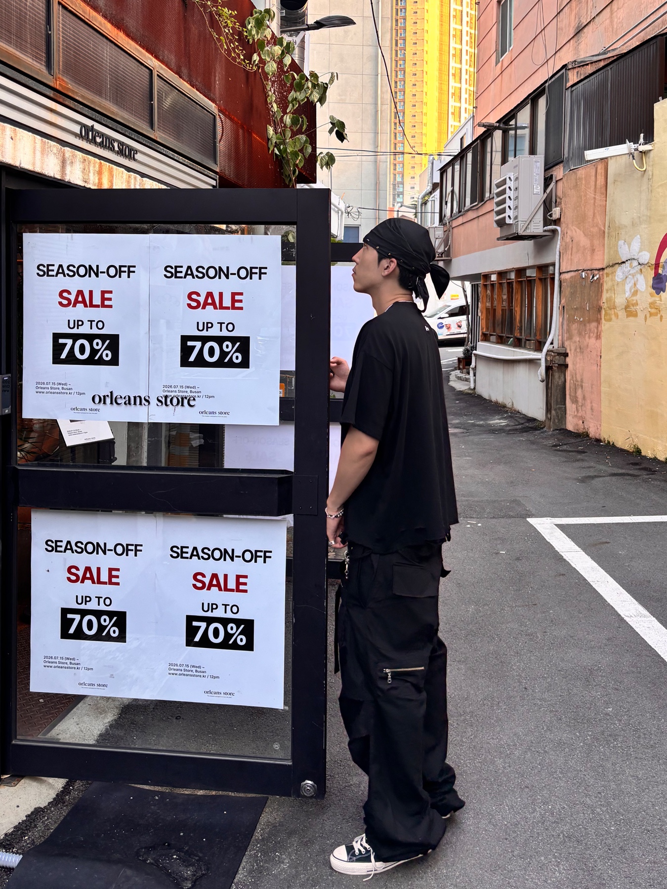 Hommless Distressed Regular Tee Black, Wapworks Wide Safety Cargo Pants Black 착용 스타일 - 5