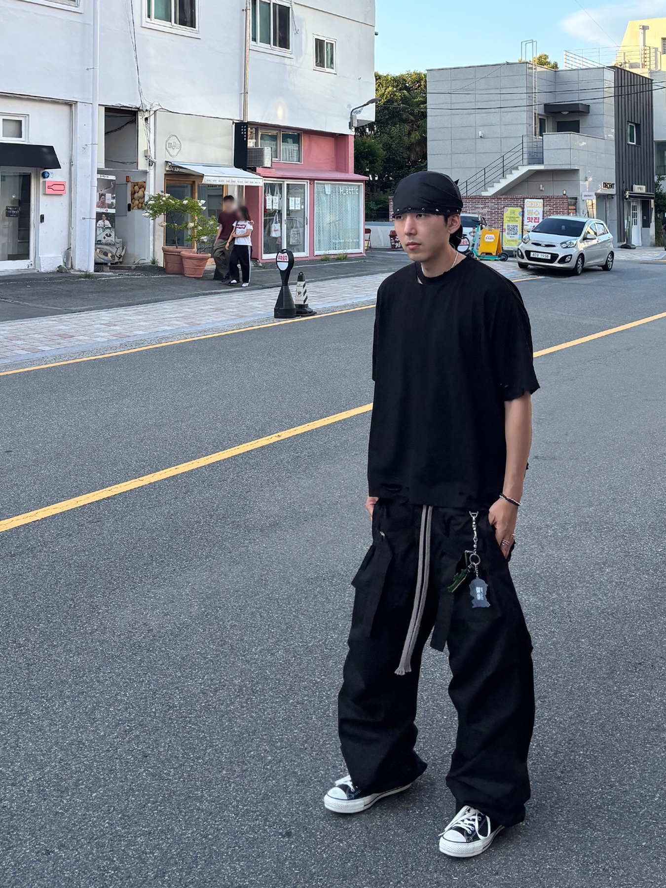 Hommless Distressed Regular Tee Black, Wapworks Wide Safety Cargo Pants Black 착용 스타일 - 3